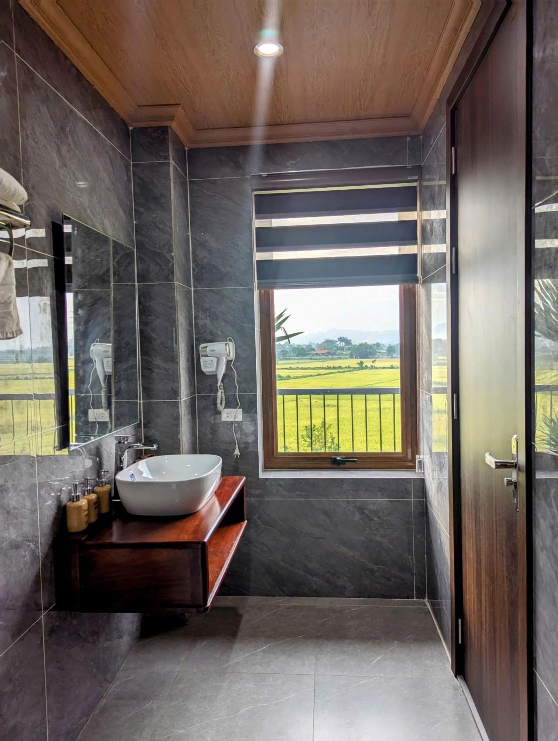 Toilet in Daisy's Villa TamCoc