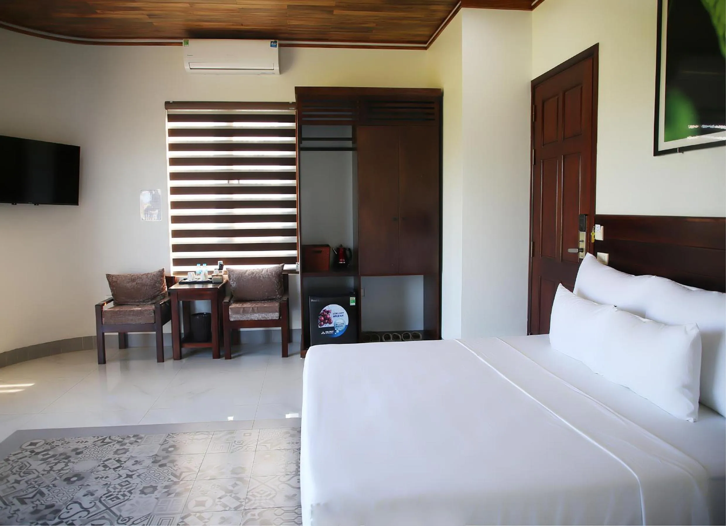Photo of the whole room, Bed in Daisy's Villa TamCoc