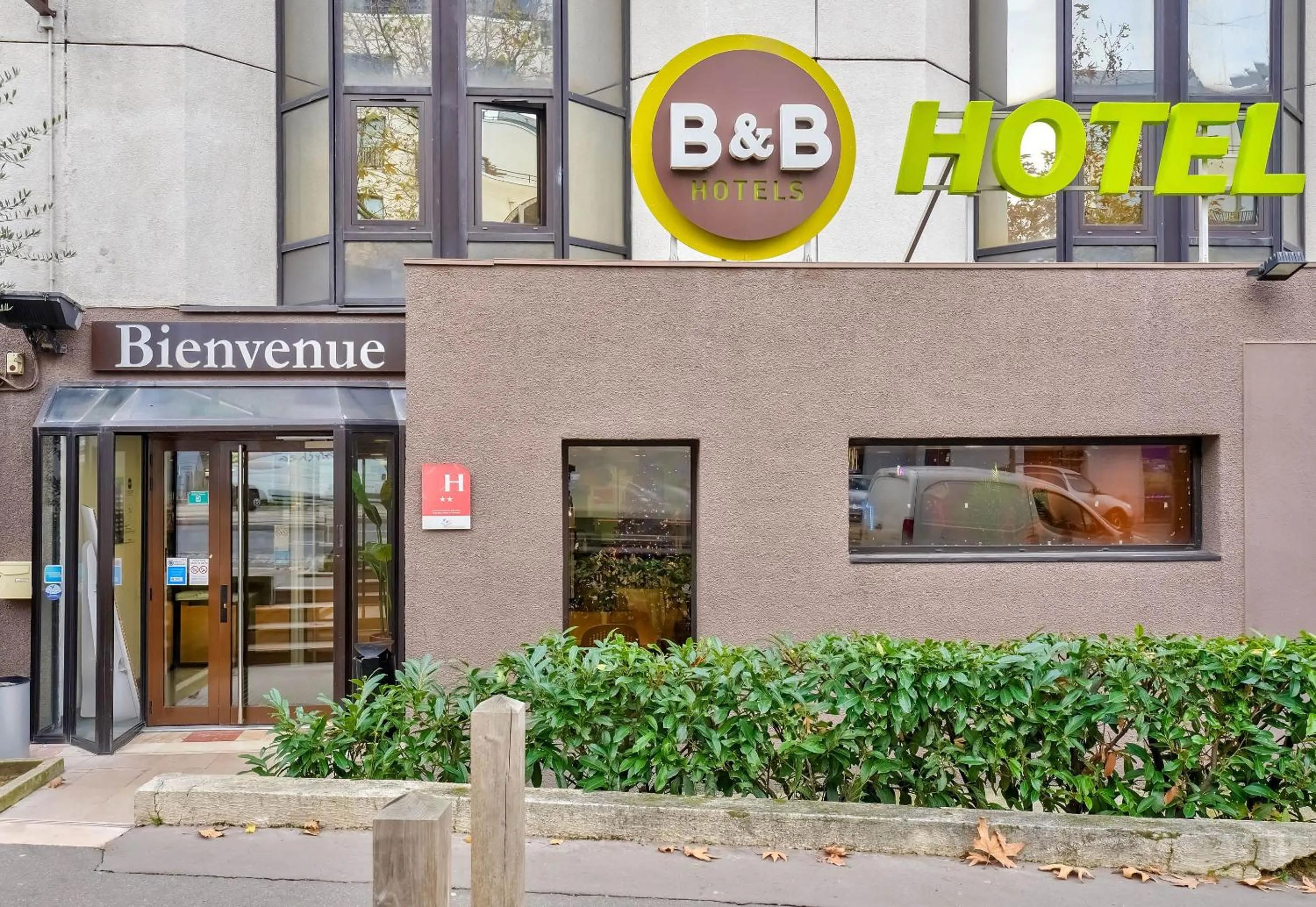 Facade/entrance in B&B HOTEL Paris Porte de Châtillon