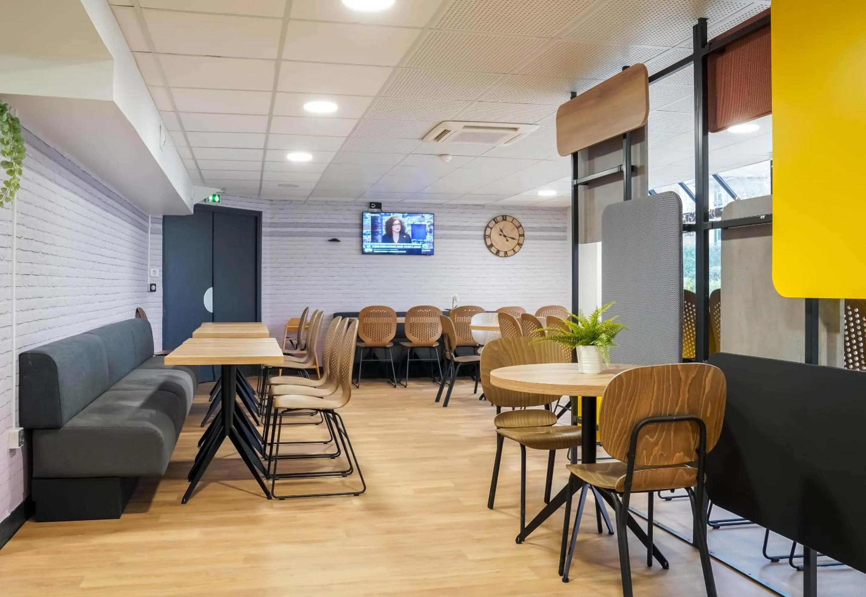 Breakfast in B&B HOTEL Paris Porte de Châtillon