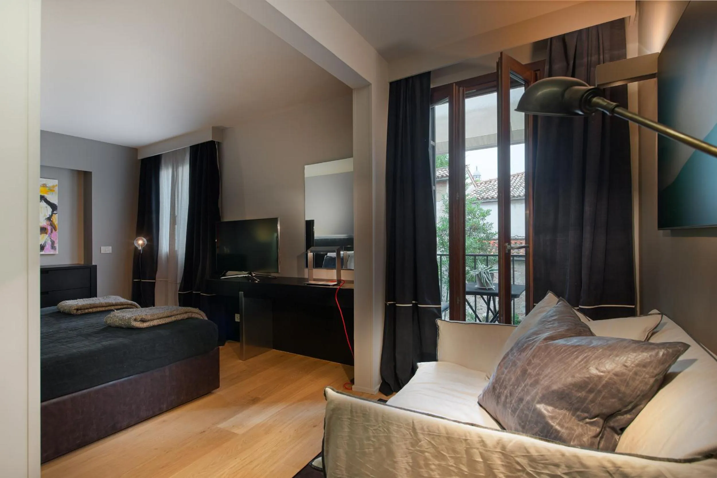 Photo of the whole room, Bed in Charming House DD724