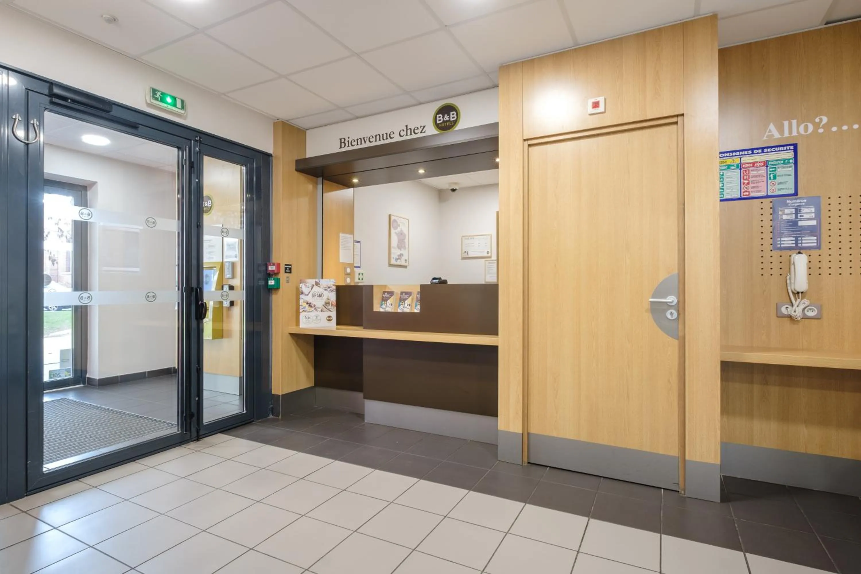 Lobby or reception in B&B HOTEL Lille Tourcoing Centre