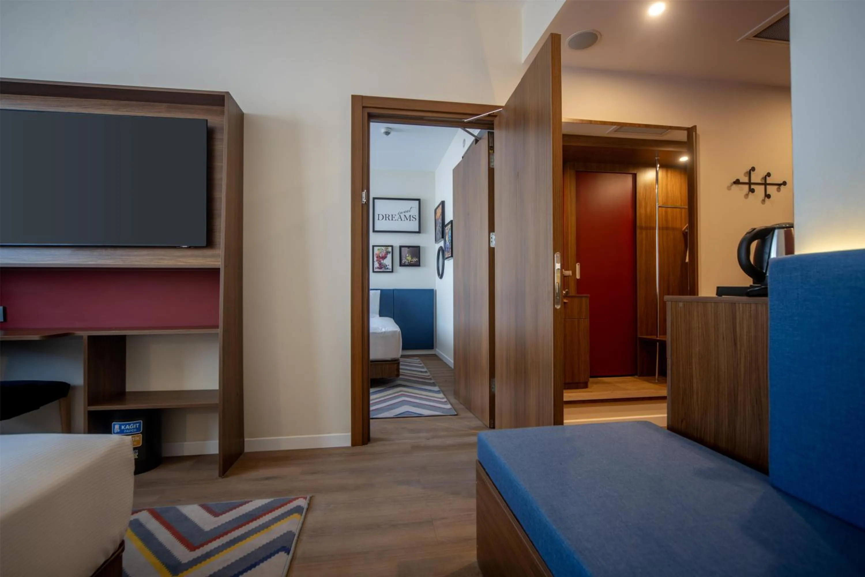 Living room, Bed in Hampton By Hilton Denizli