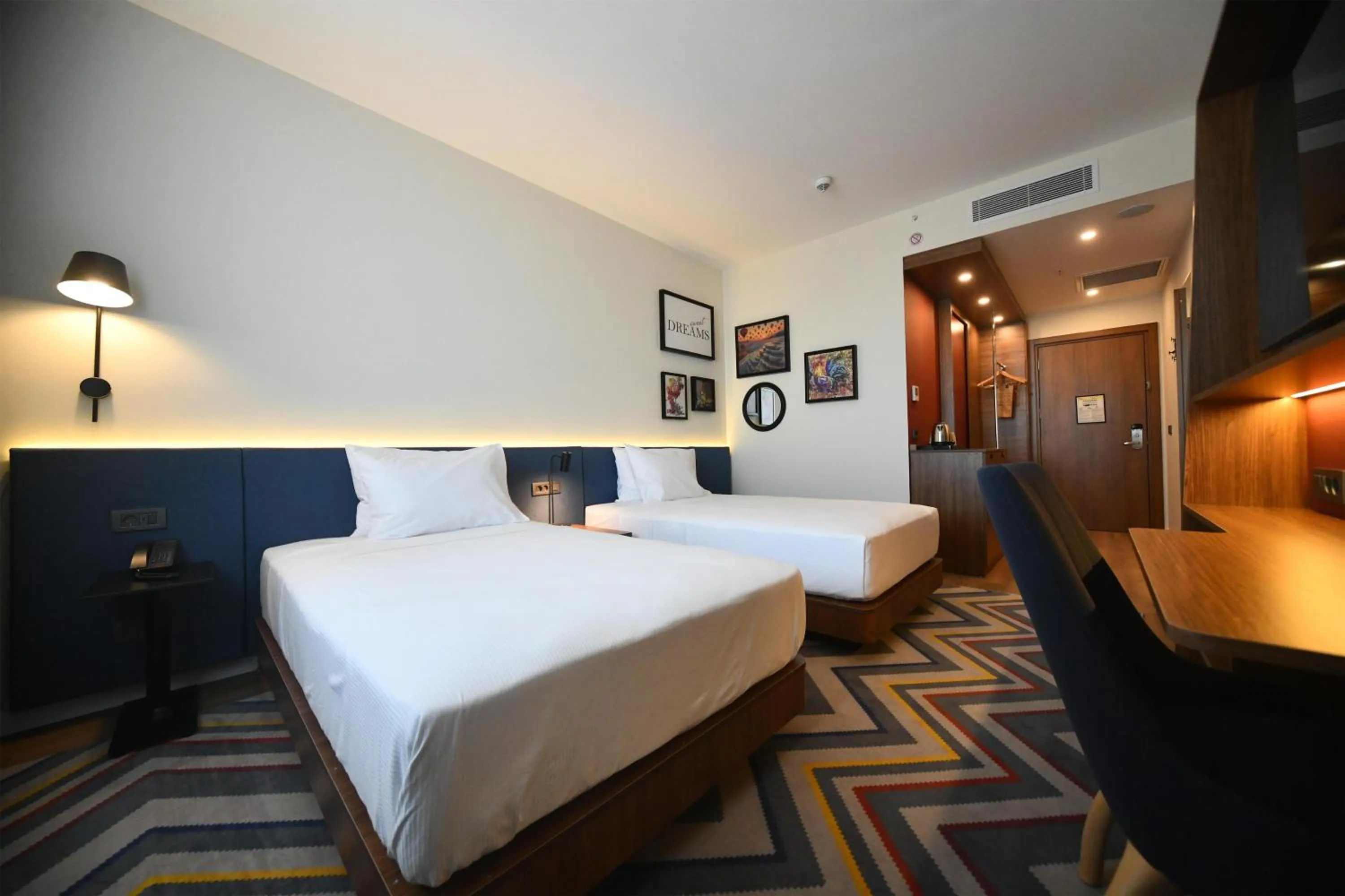 Bathroom, Bed in Hampton By Hilton Denizli