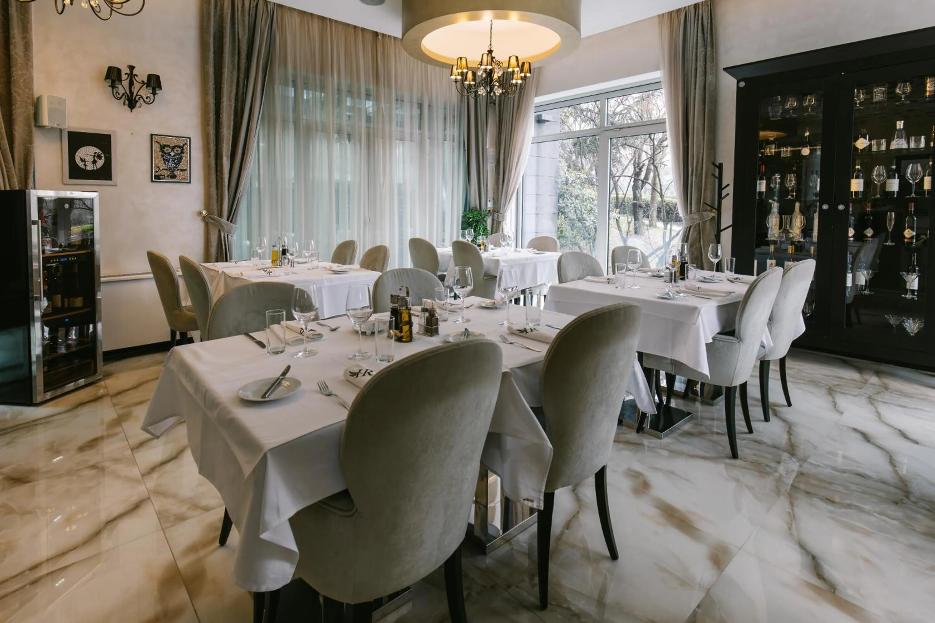 Restaurant/places to eat in Hotel Heritage