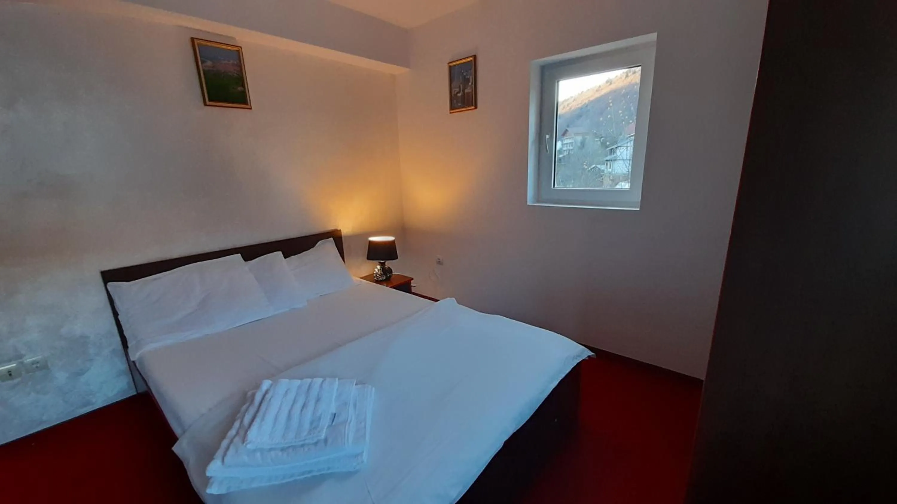 Bed in Pensiunea Lucy