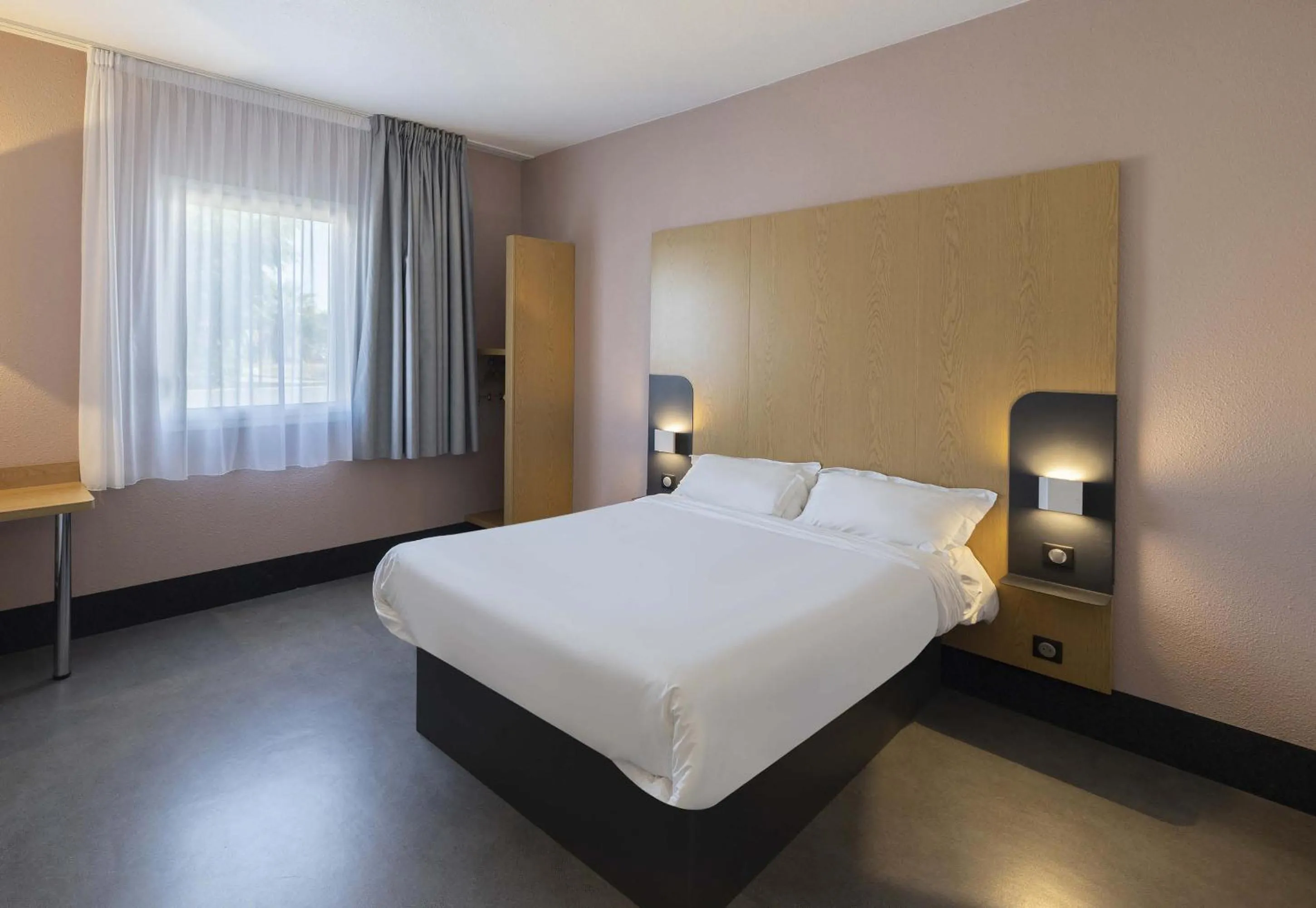 Bedroom, Bed in B&B HOTEL Perpignan Sud Marché International