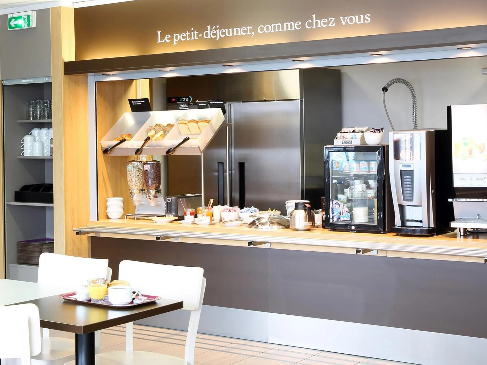 Restaurant/places to eat in B&B HOTEL Perpignan Sud Marché International