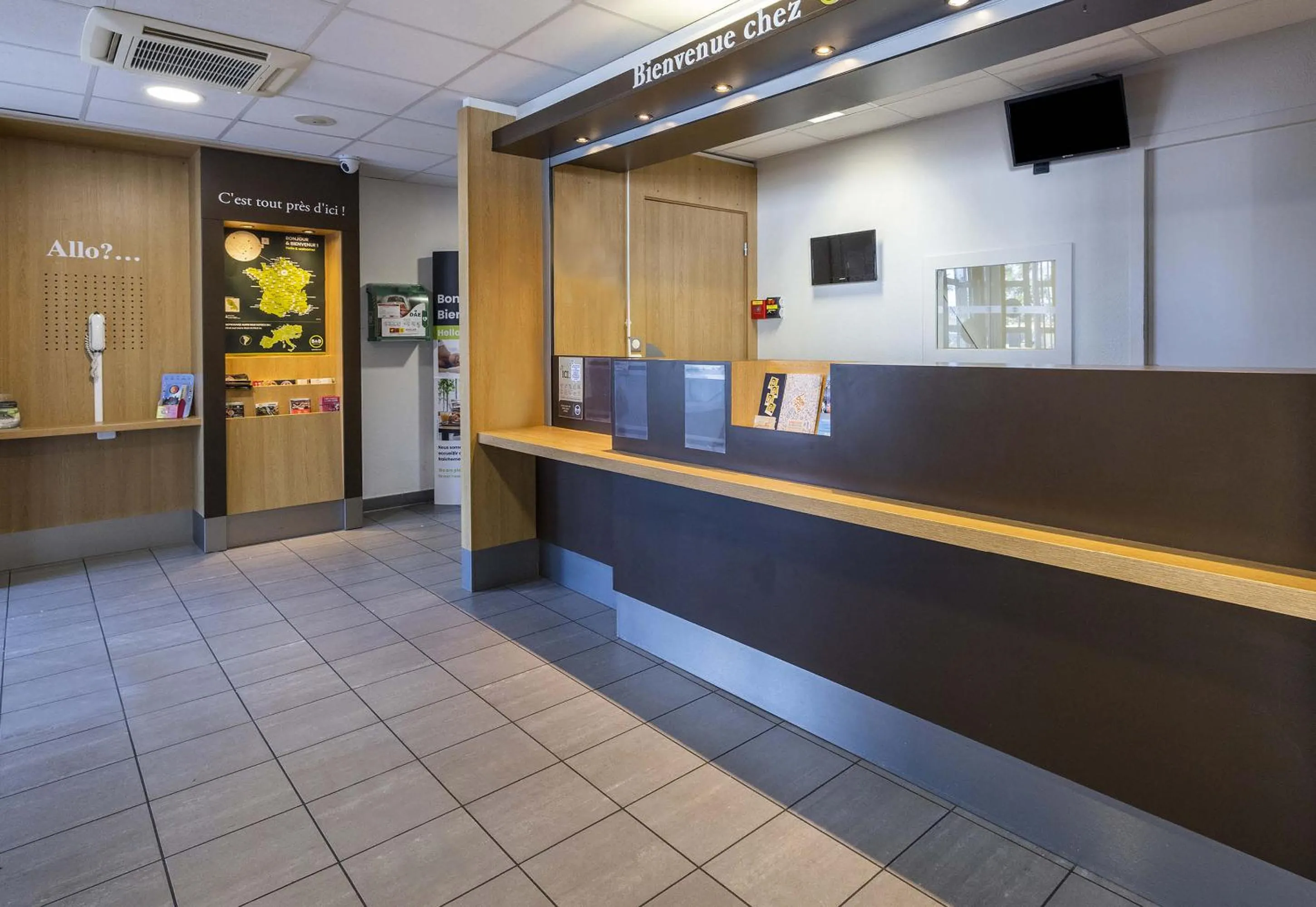 Lobby or reception in B&B HOTEL Perpignan Sud Marché International