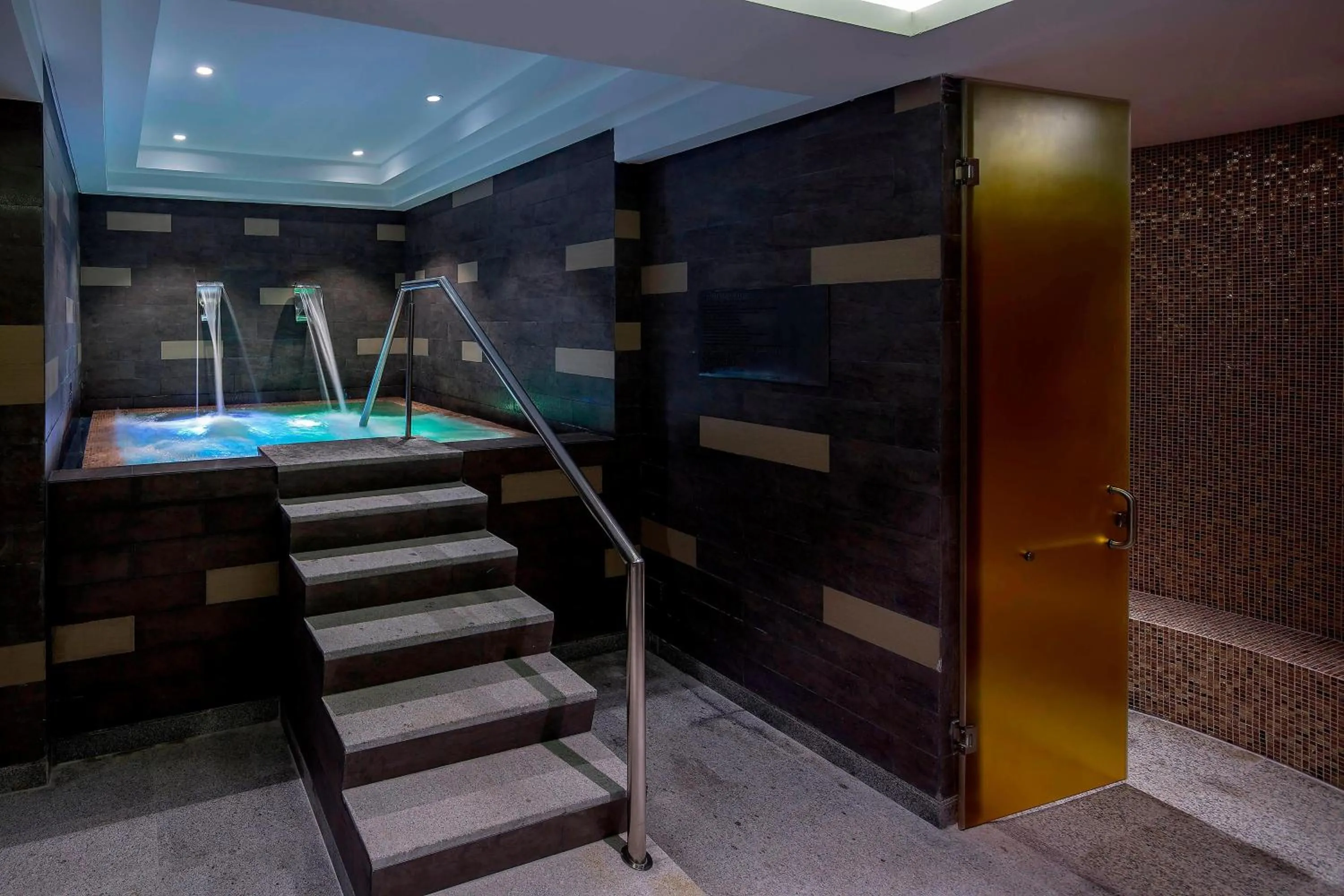 Swimming pool in Le Meridien Dhaka