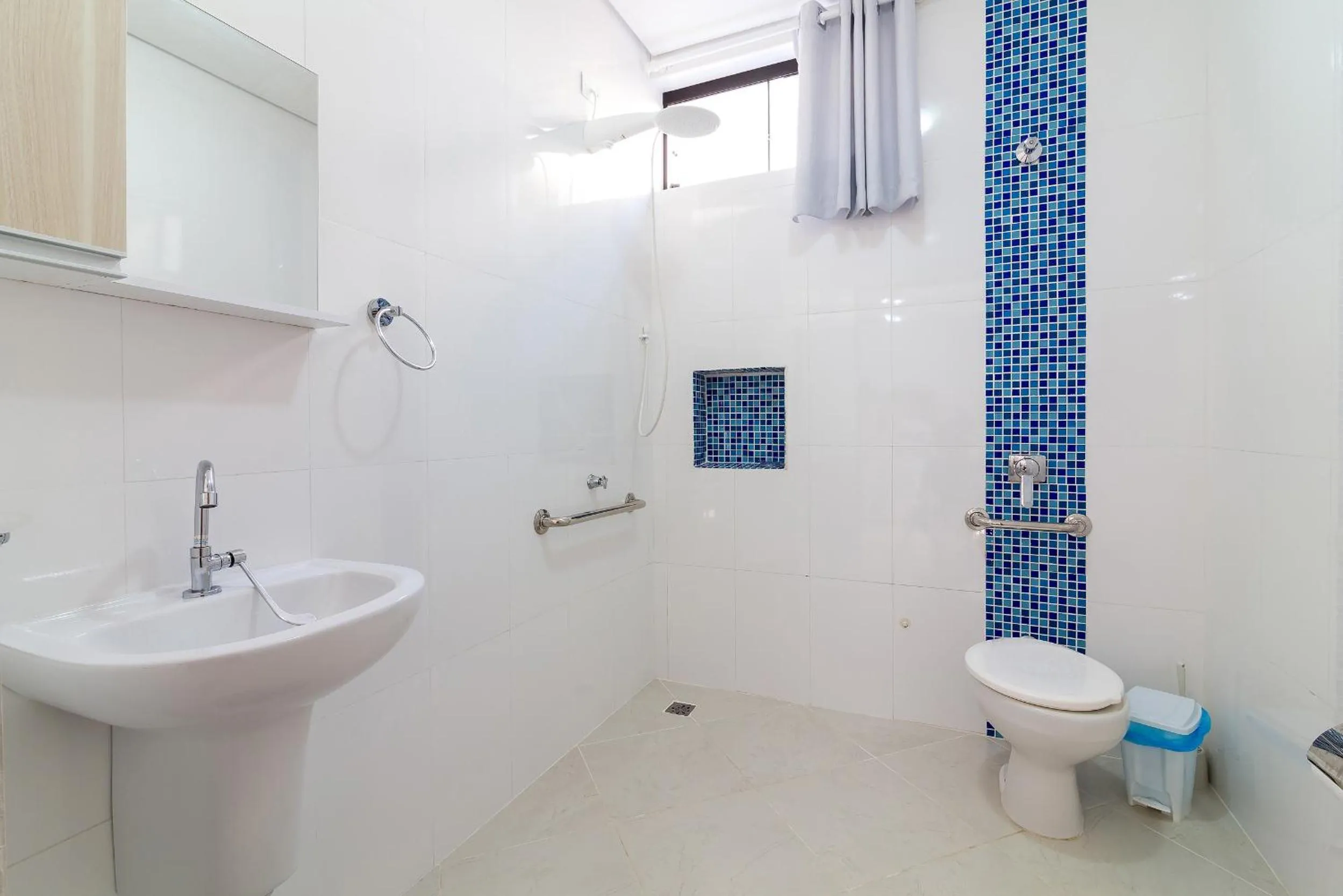 Shower in Aldeia Da Lagoinha