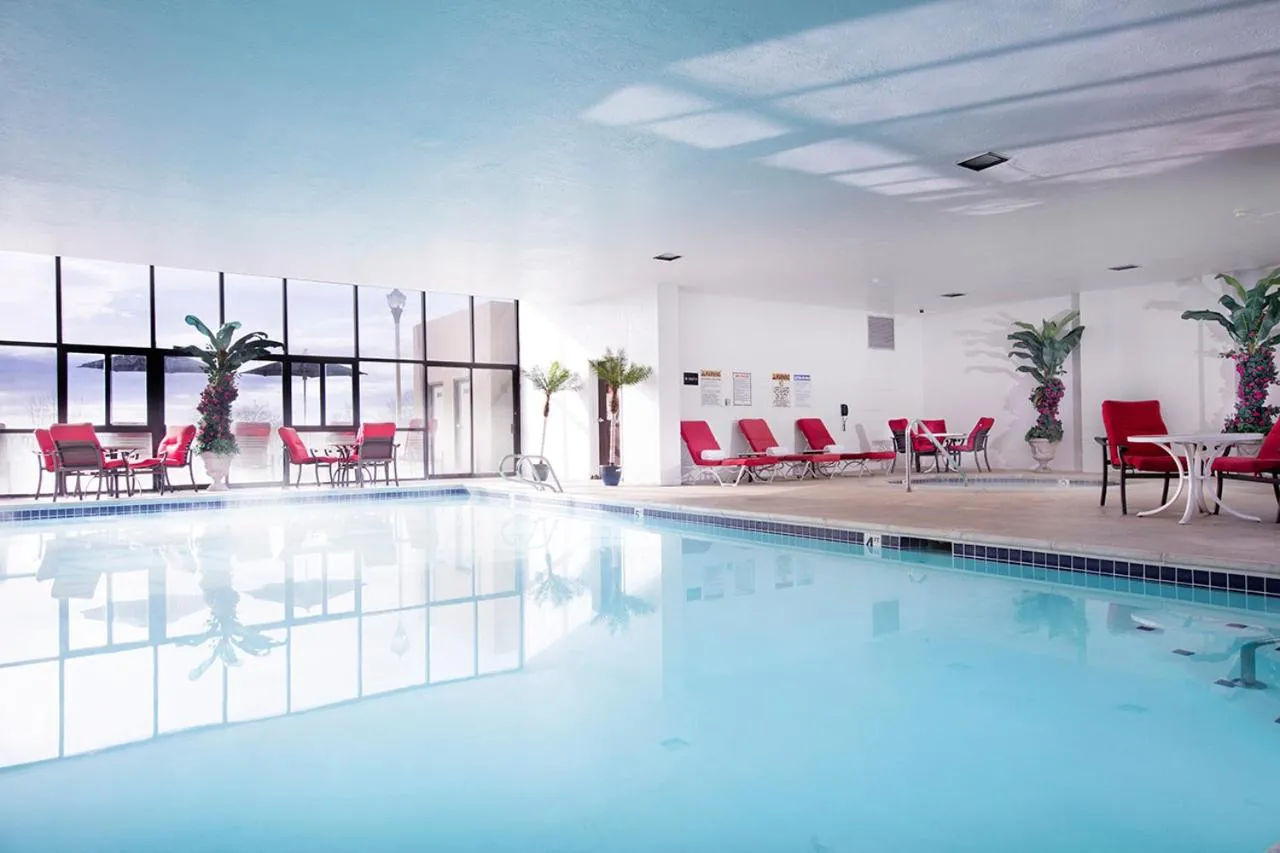 Swimming pool in Rainbow Hotel Casino by Peppermill Resorts