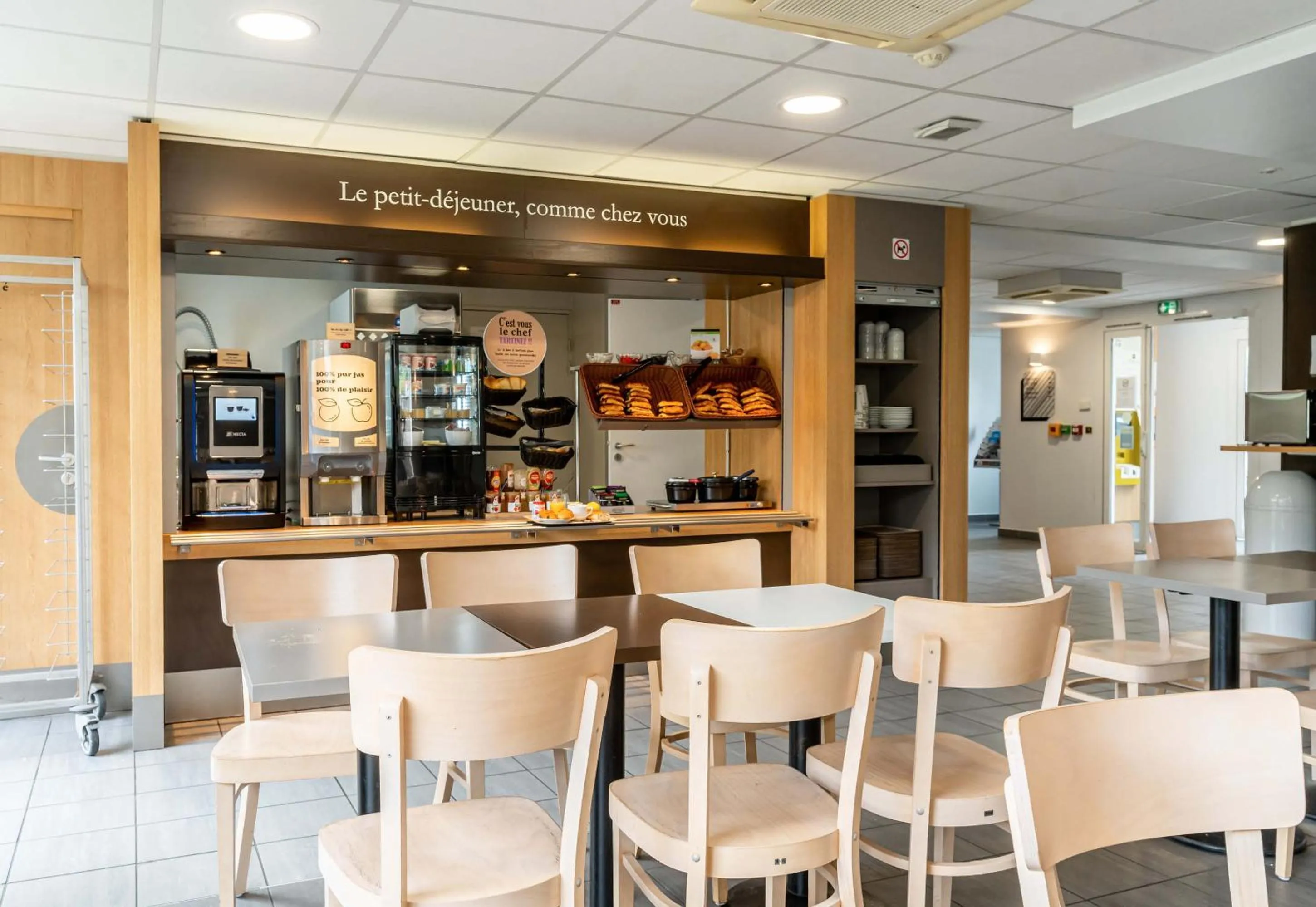 Breakfast in B&B HOTEL Aix-en-Provence Le Tholonet