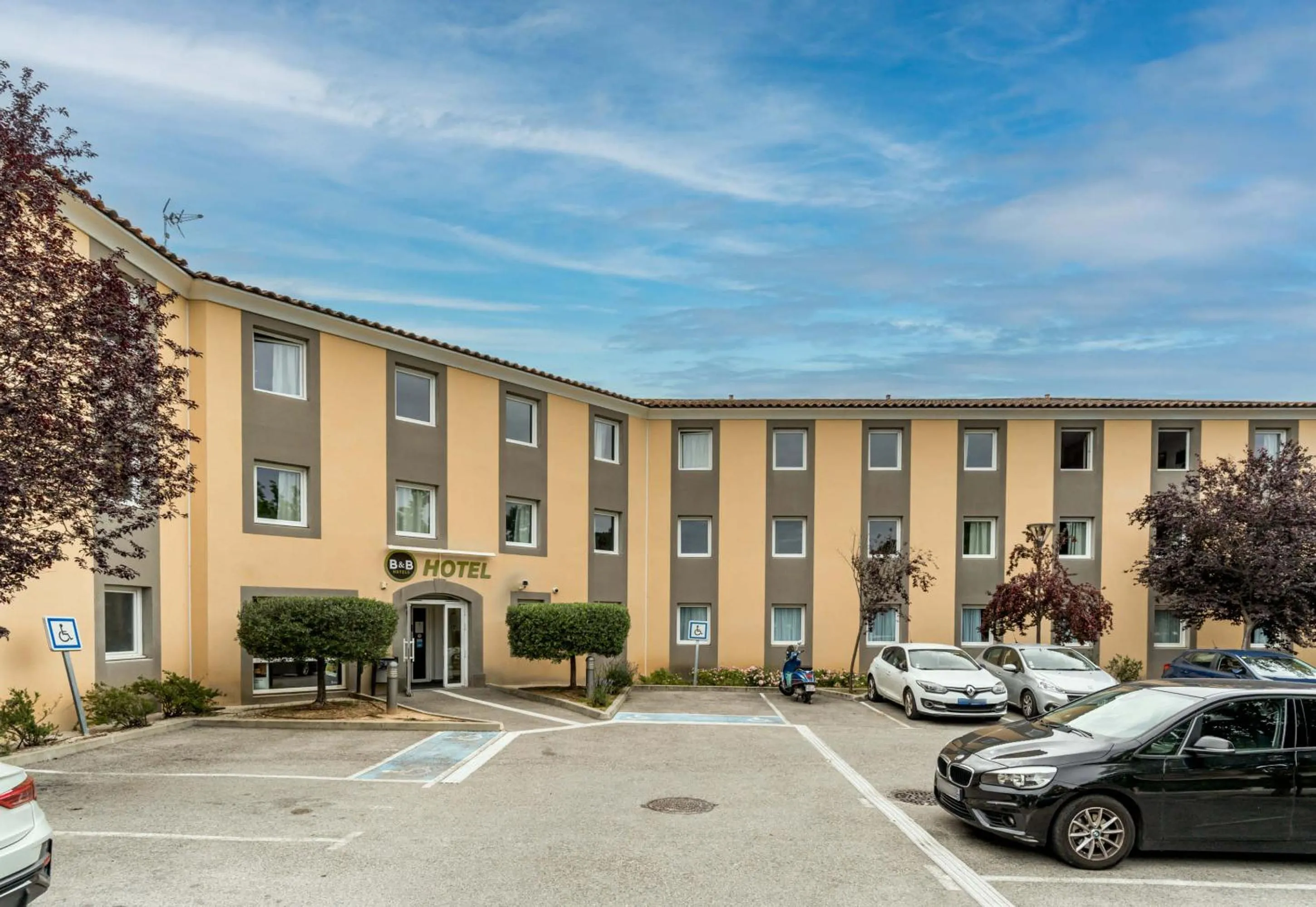 Property building in B&B HOTEL Aix-en-Provence Le Tholonet