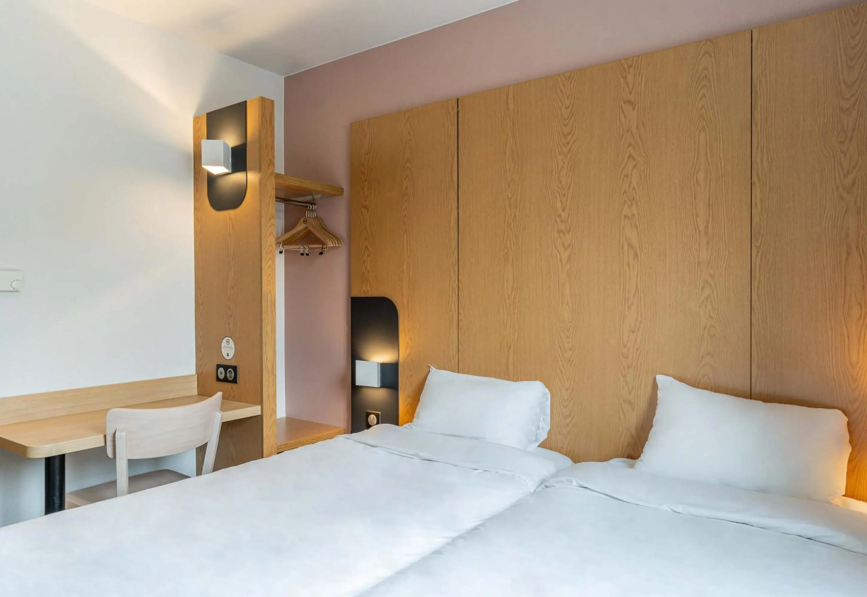 Bedroom, Bed in B&B HOTEL Aix-en-Provence Le Tholonet