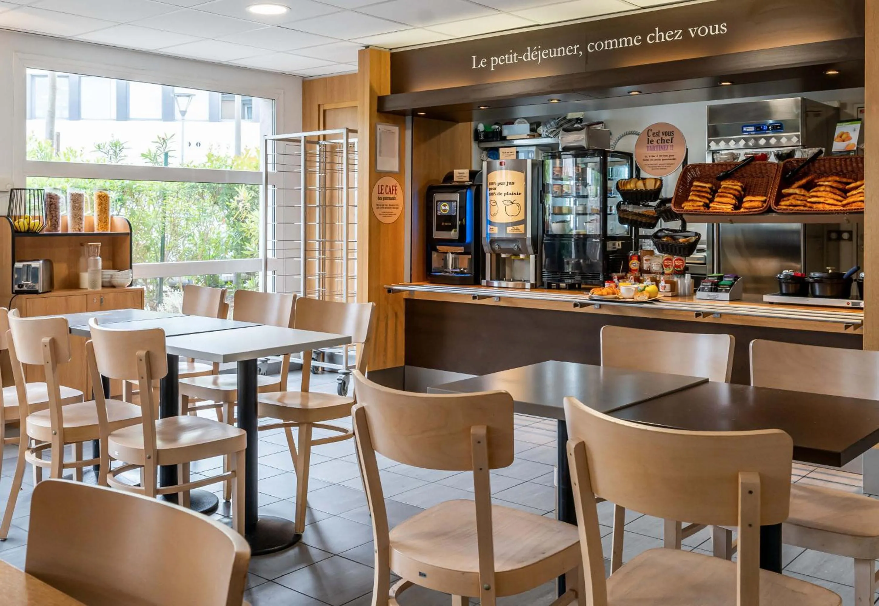 Breakfast in B&B HOTEL Aix-en-Provence Le Tholonet