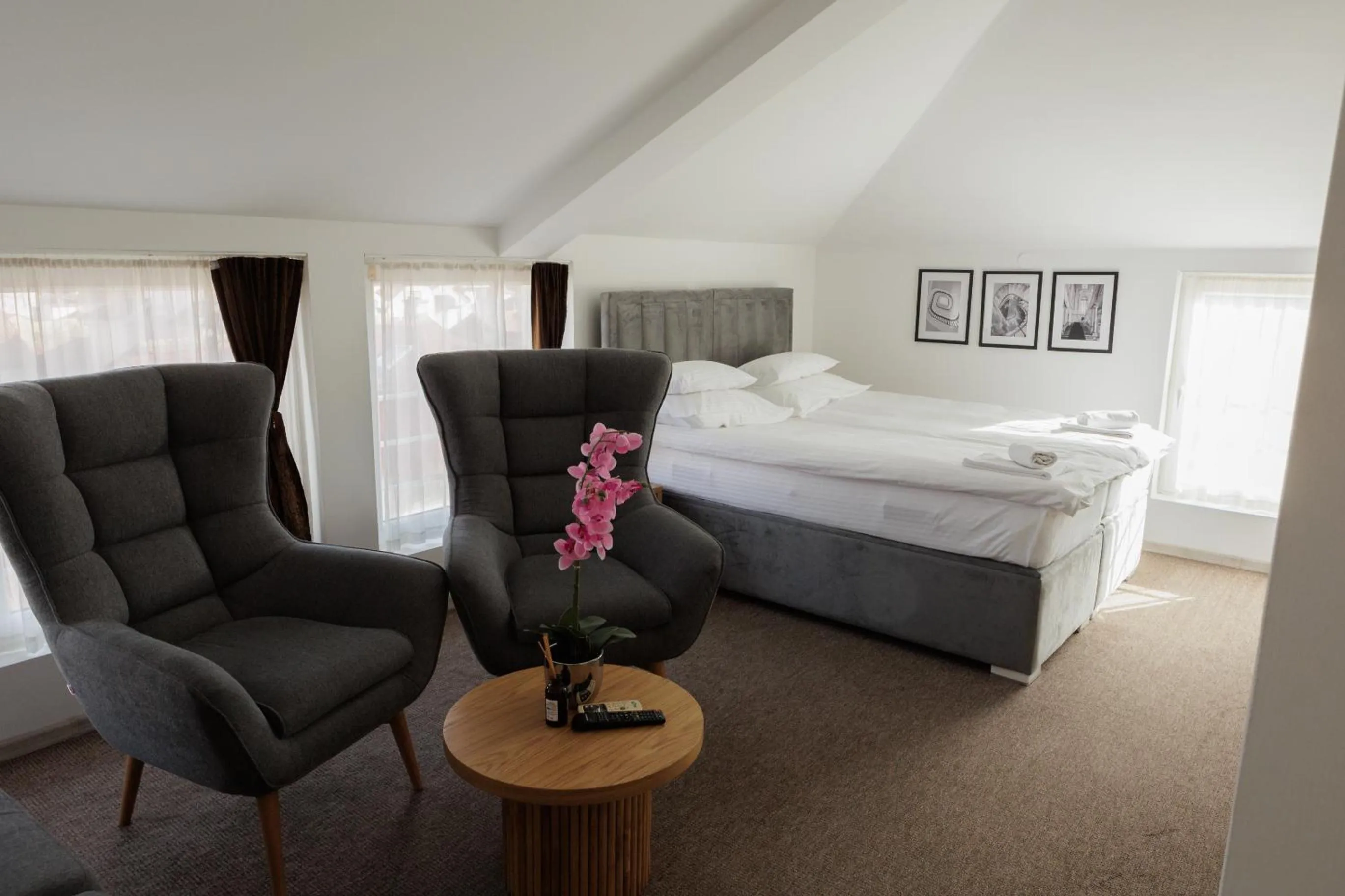 Seating area, Bed in Garni Hotel Biser