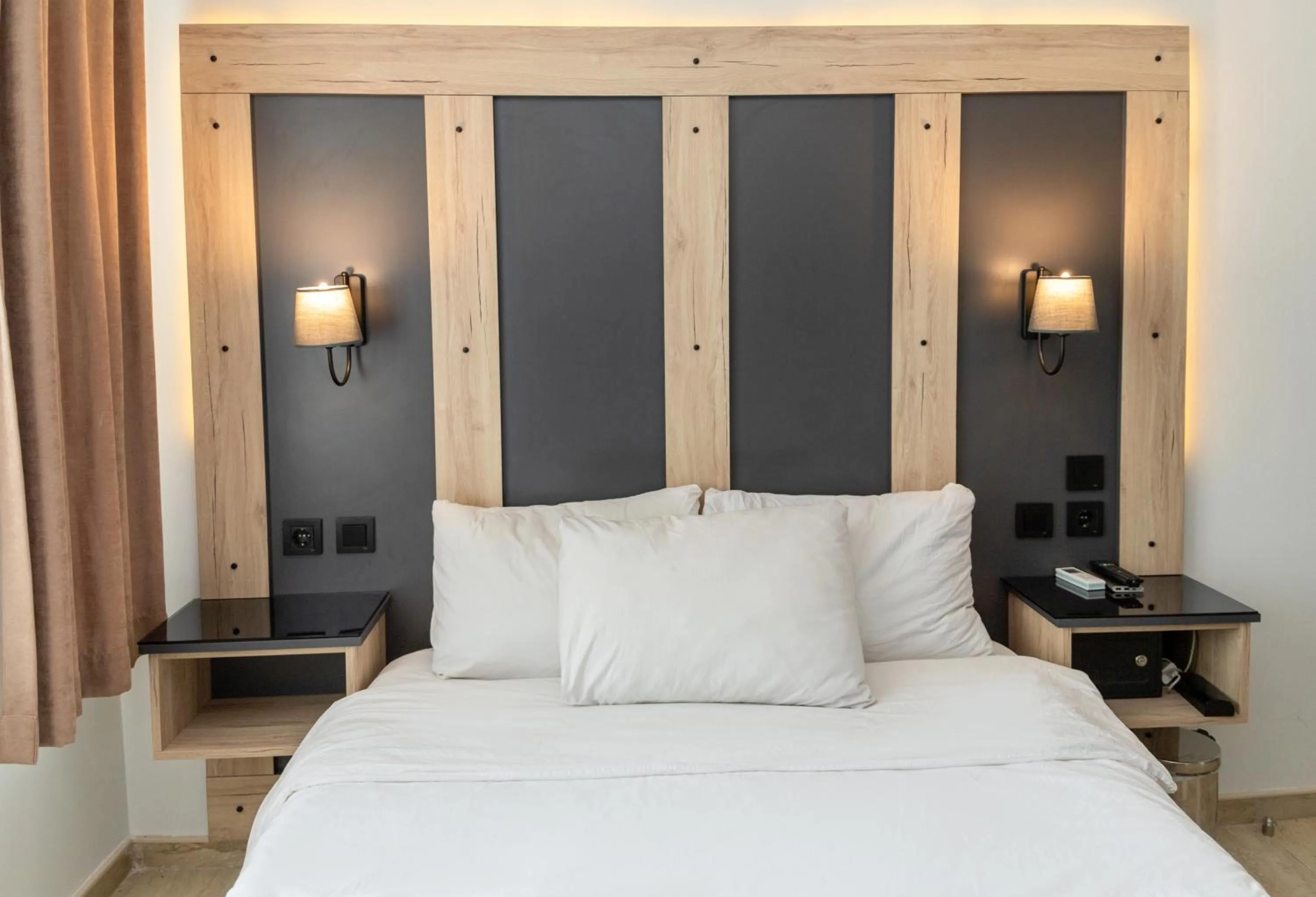 Photo of the whole room, Bed in Galley Hotel