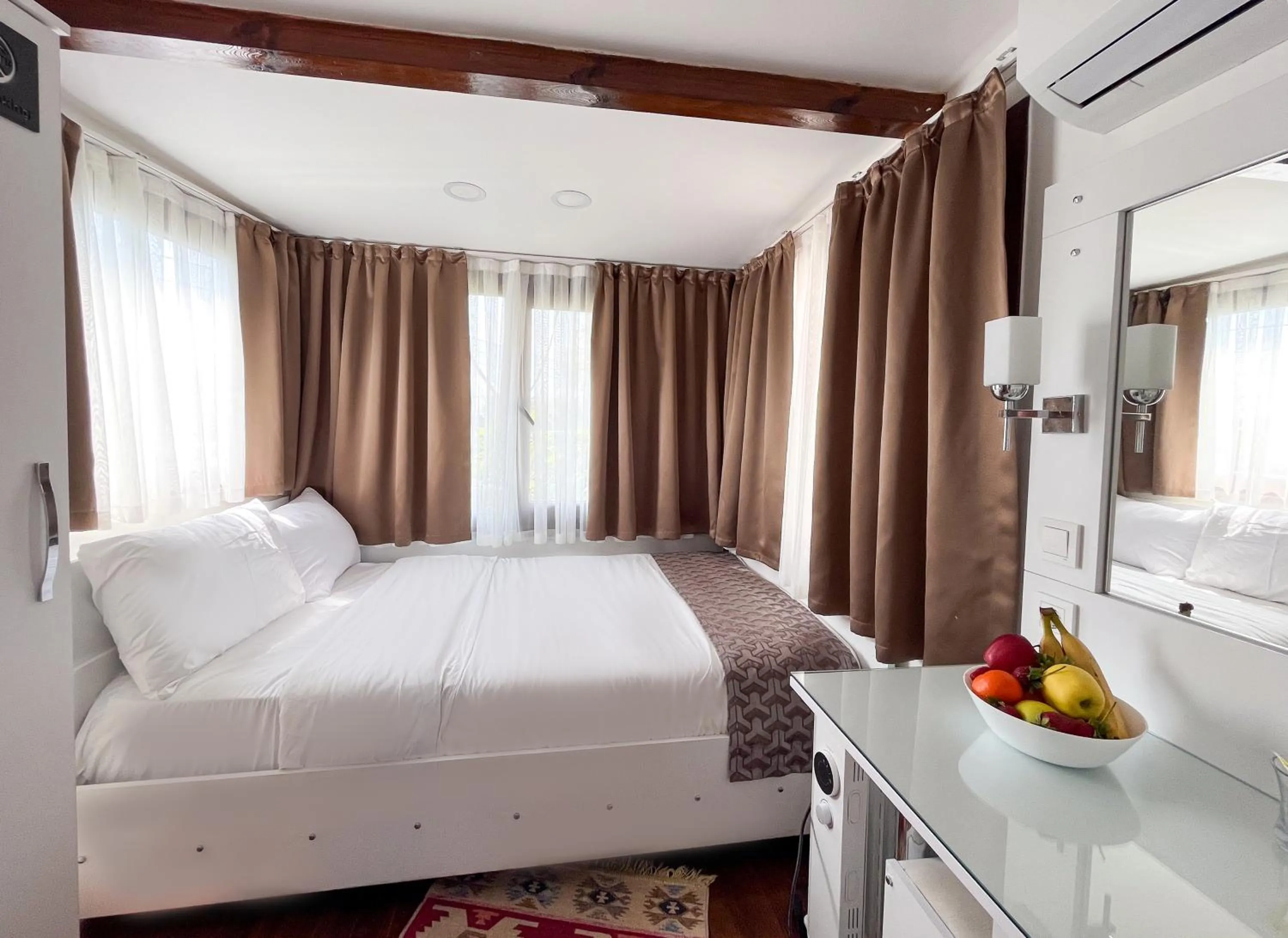 Photo of the whole room, Bed in Galley Hotel