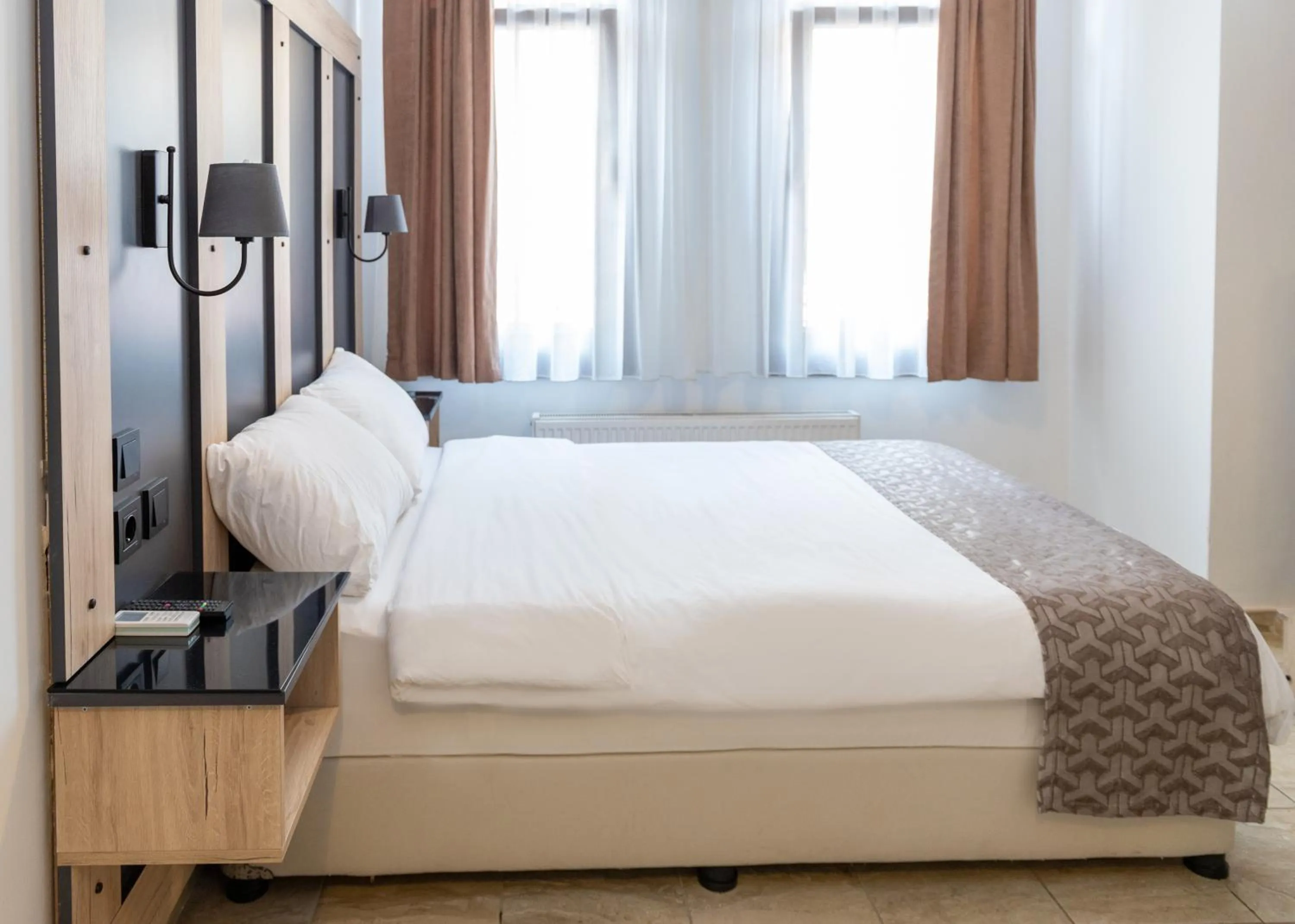 Photo of the whole room, Bed in Galley Hotel