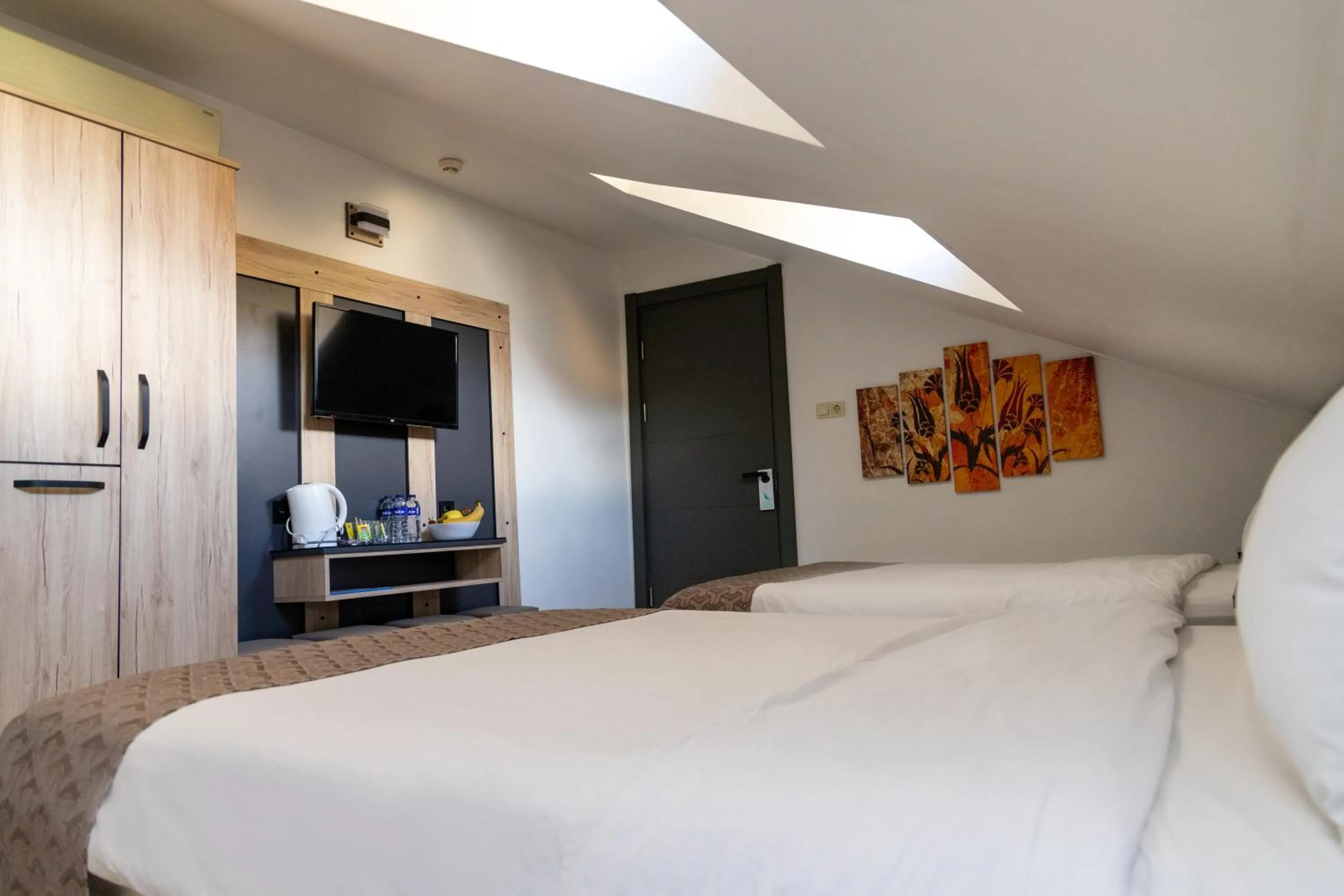 Photo of the whole room, Bed in Galley Hotel