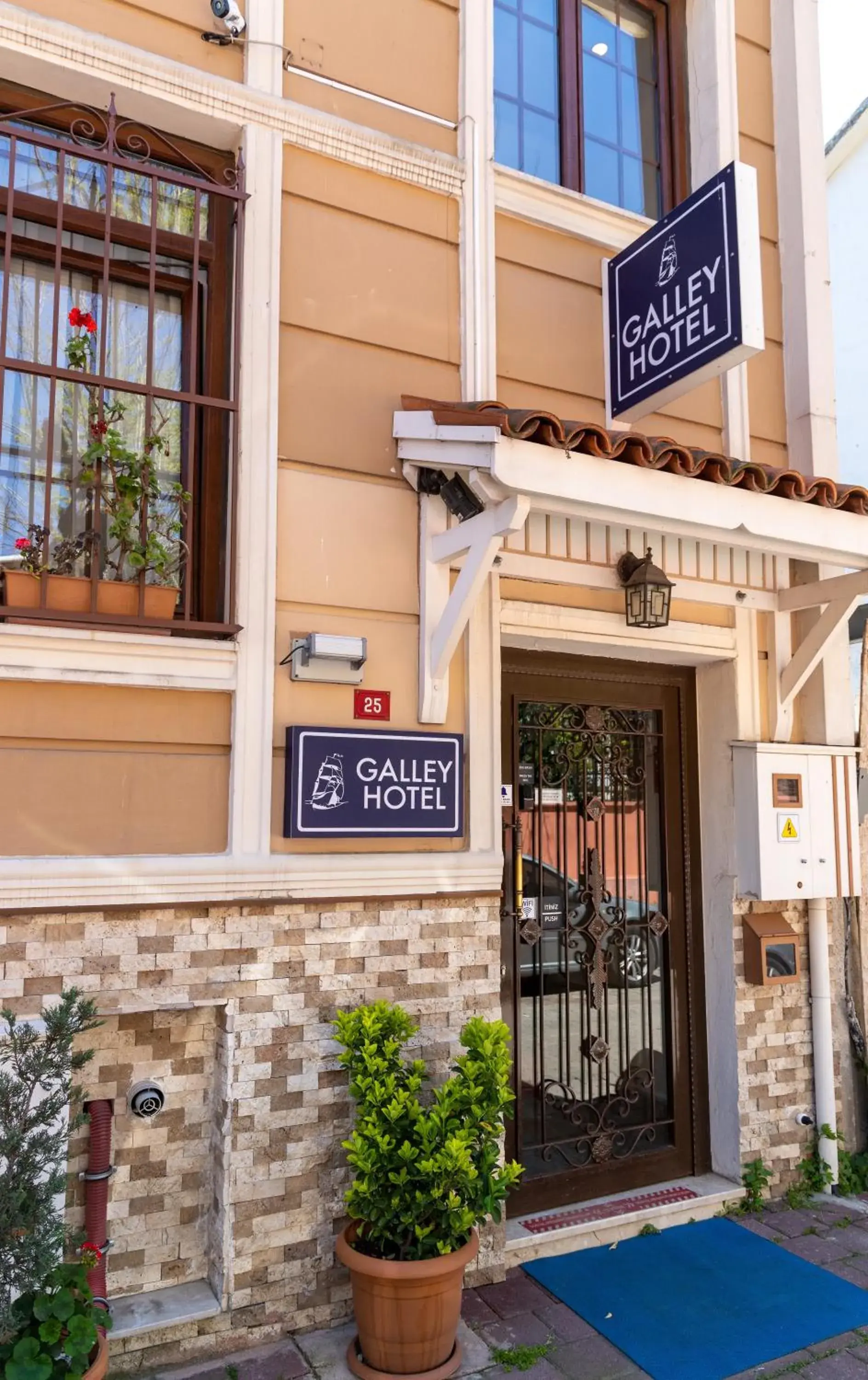 Facade/entrance in Galley Hotel Facade/entrance in Galley Hotel