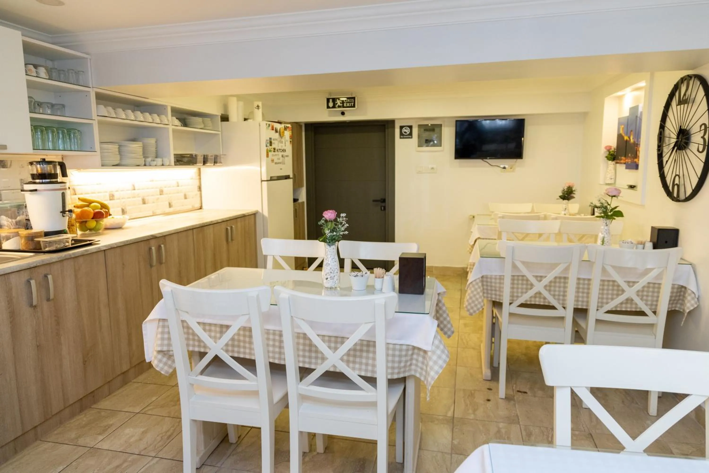 Communal lounge/ TV room in Galley Hotel