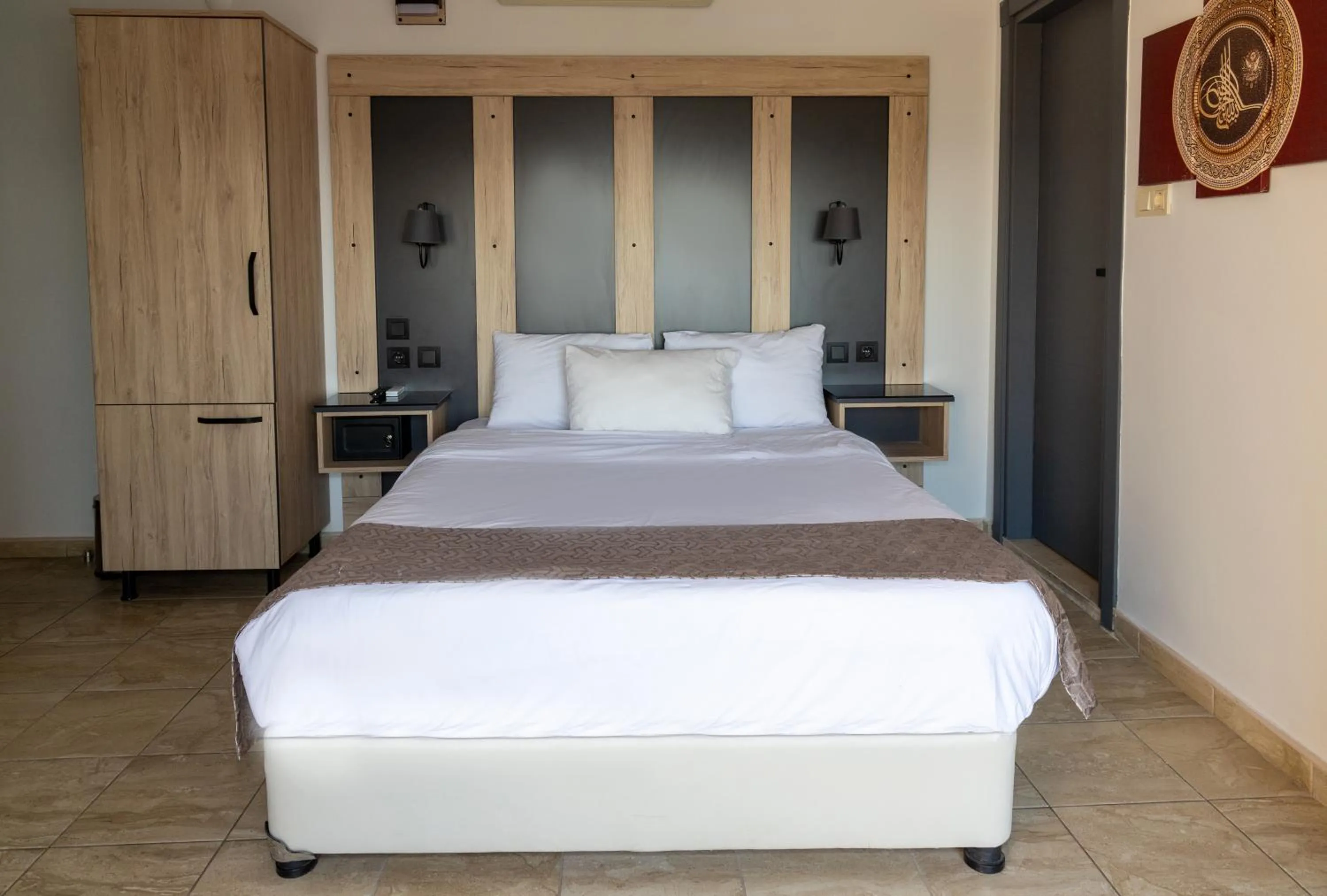 Photo of the whole room, Bed in Galley Hotel