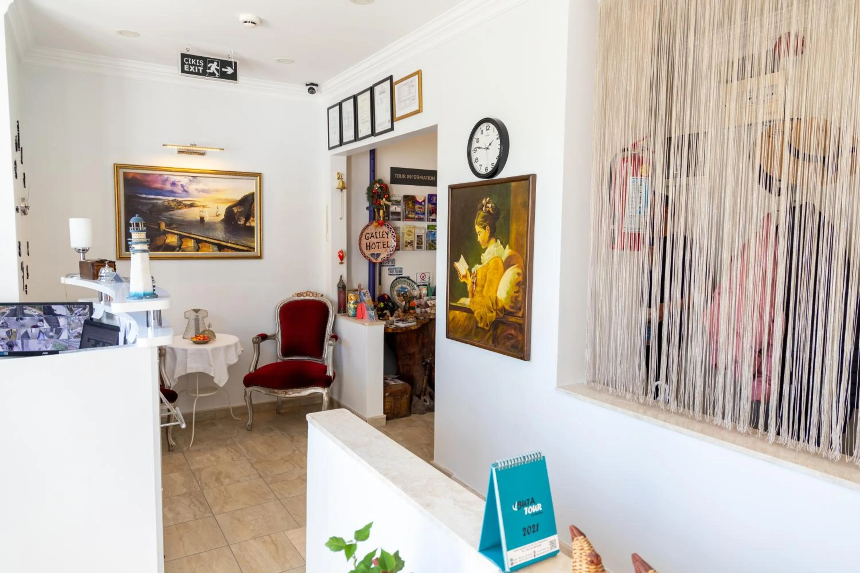 Communal lounge/ TV room in Galley Hotel