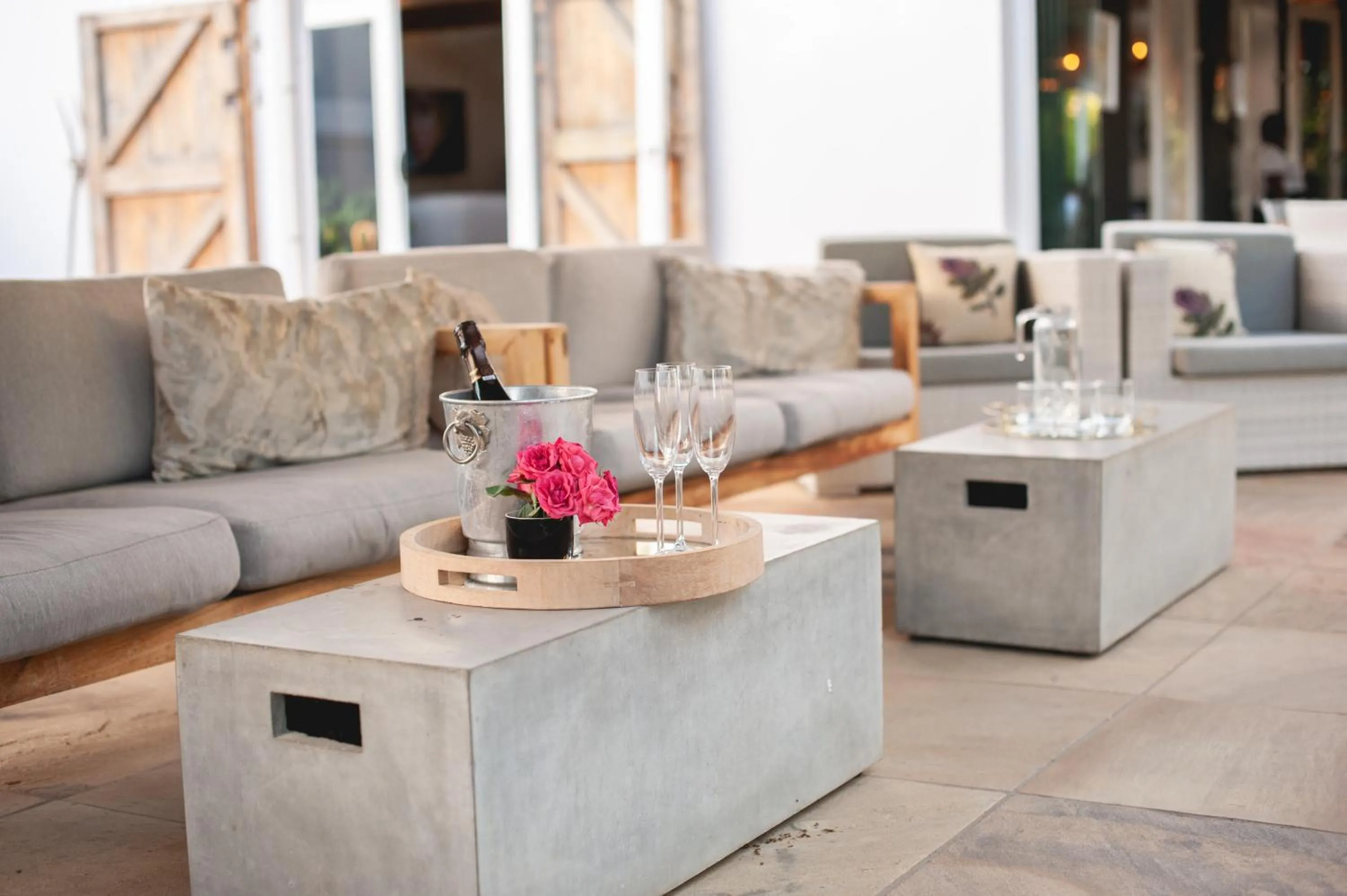 Lounge or bar in Mo & Rose's Nature Retreat