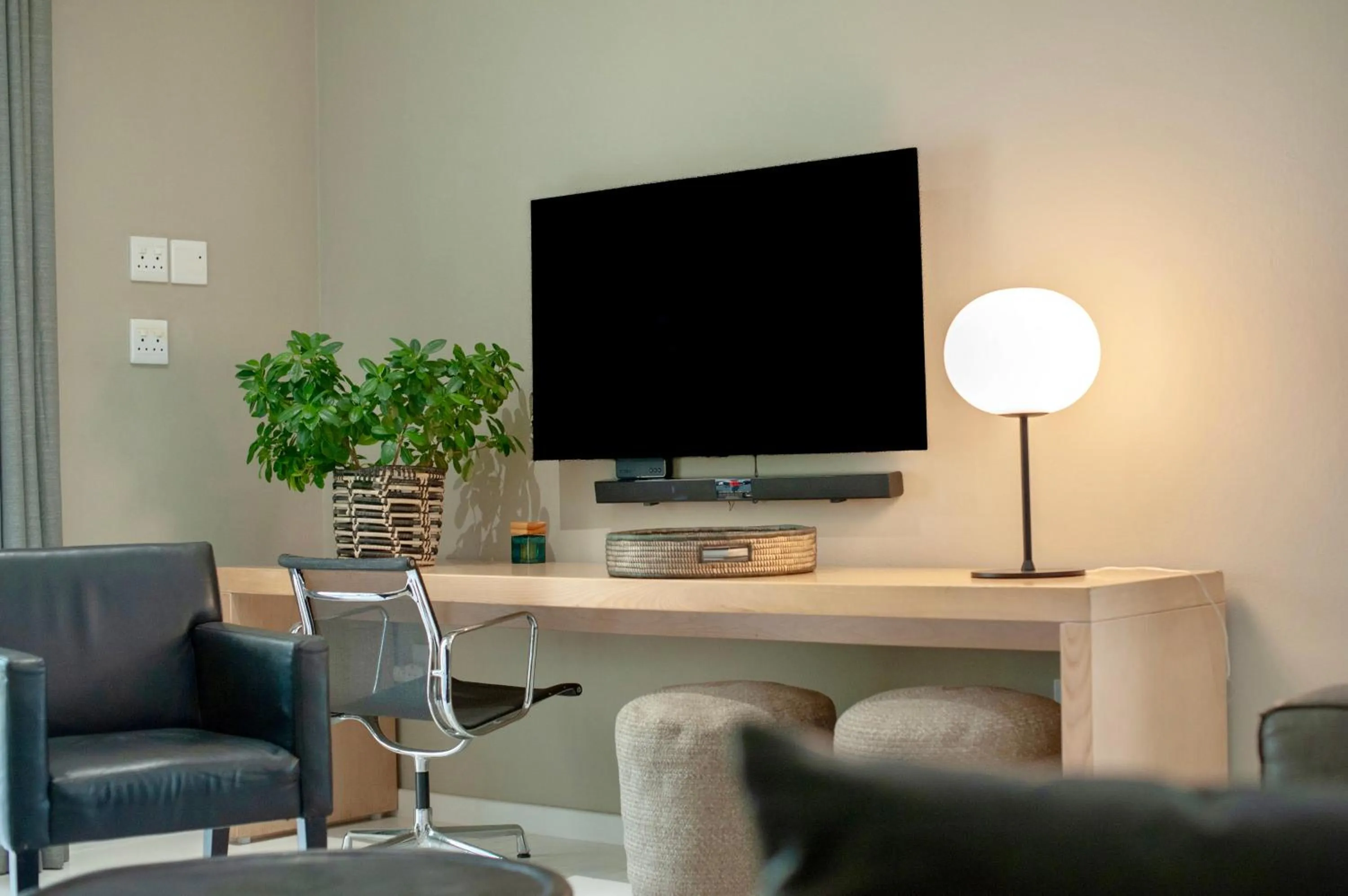 Lounge or bar in Mo & Rose's Nature Retreat