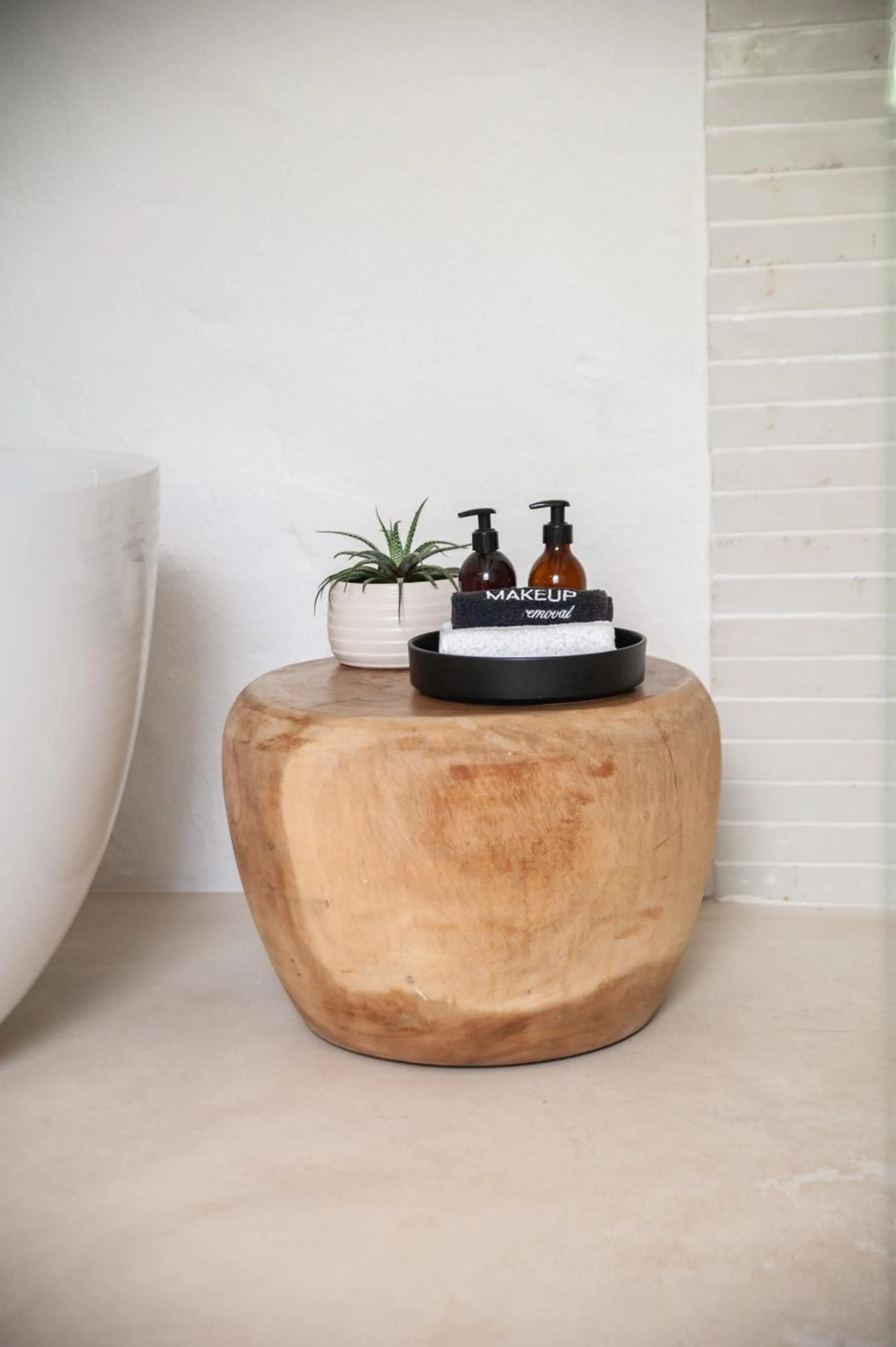 Bath in Mo & Rose's Nature Retreat