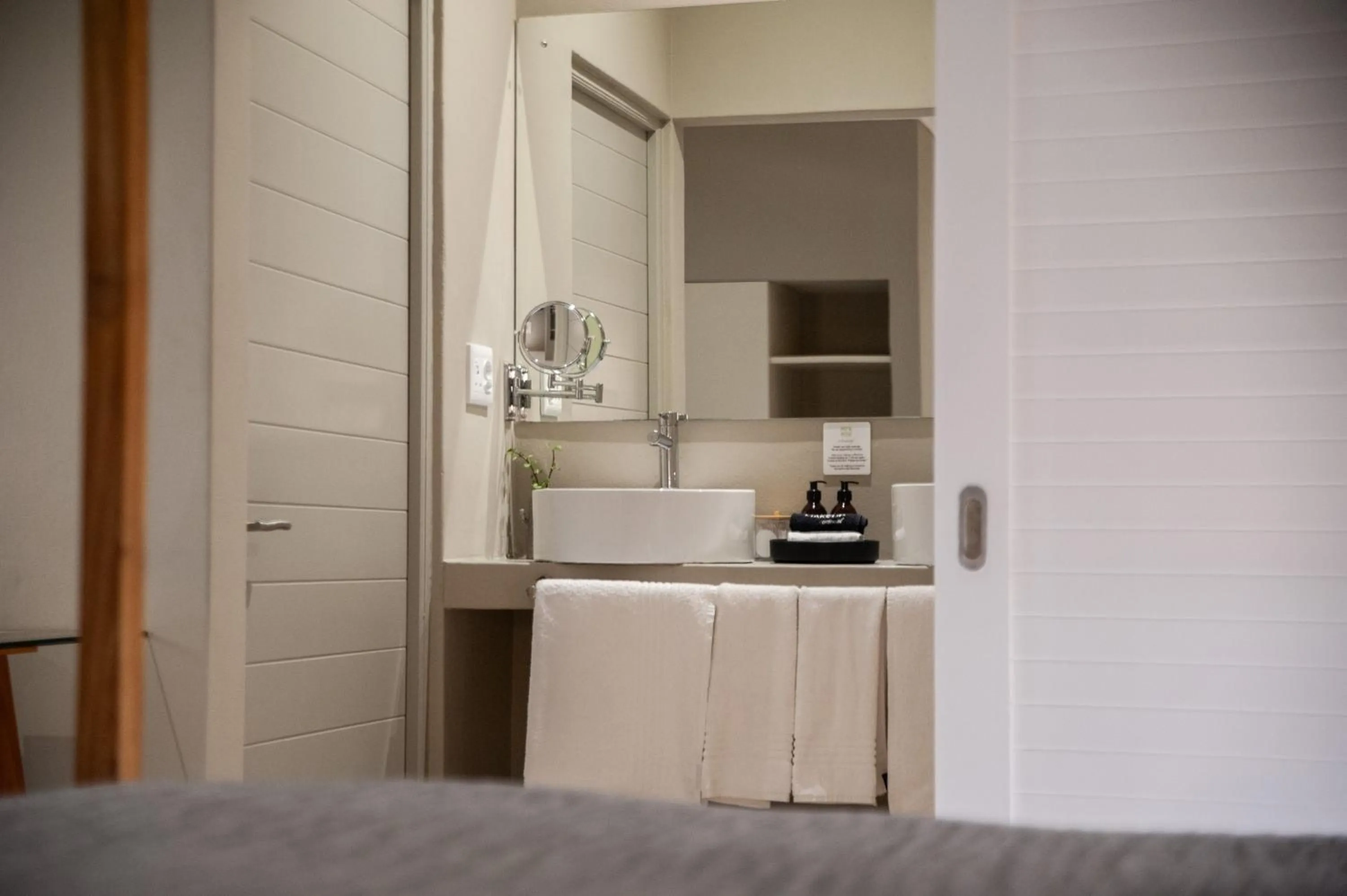 Bathroom in Mo & Rose's Nature Retreat