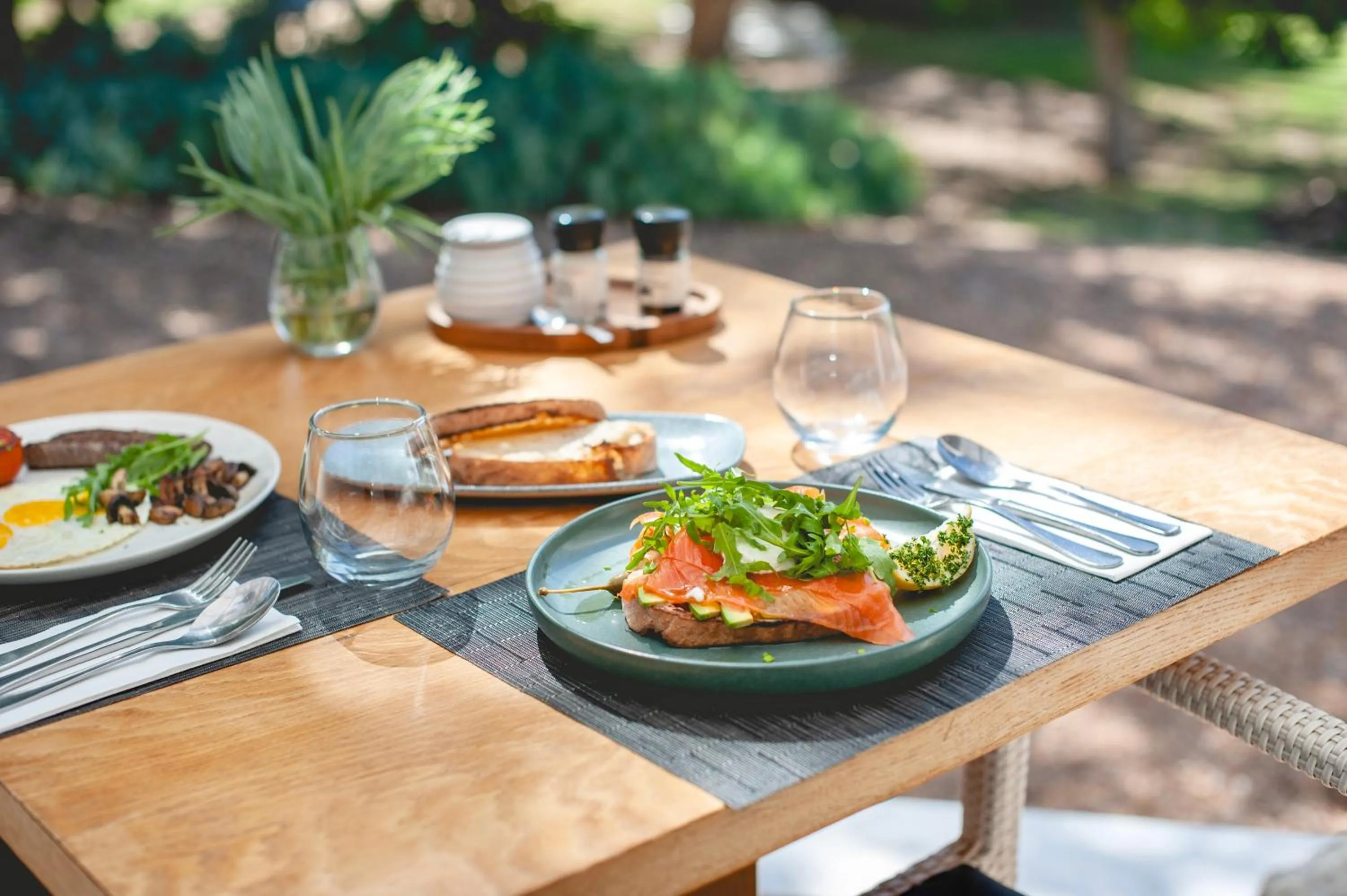 Breakfast in Mo & Rose's Nature Retreat