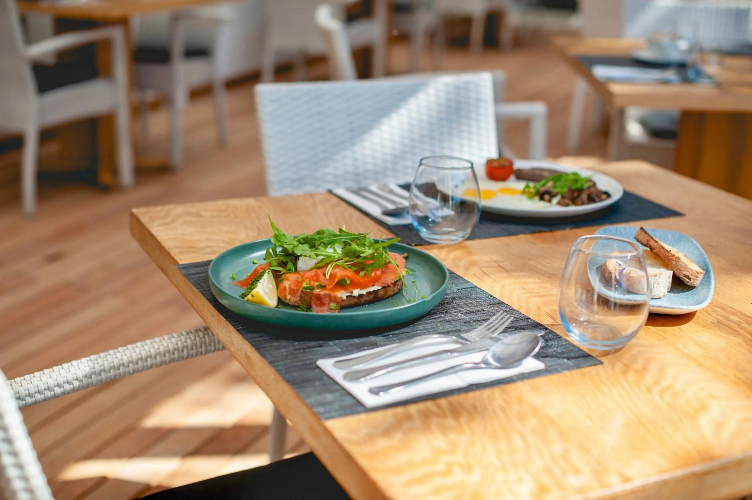 Breakfast in Mo & Rose's Nature Retreat