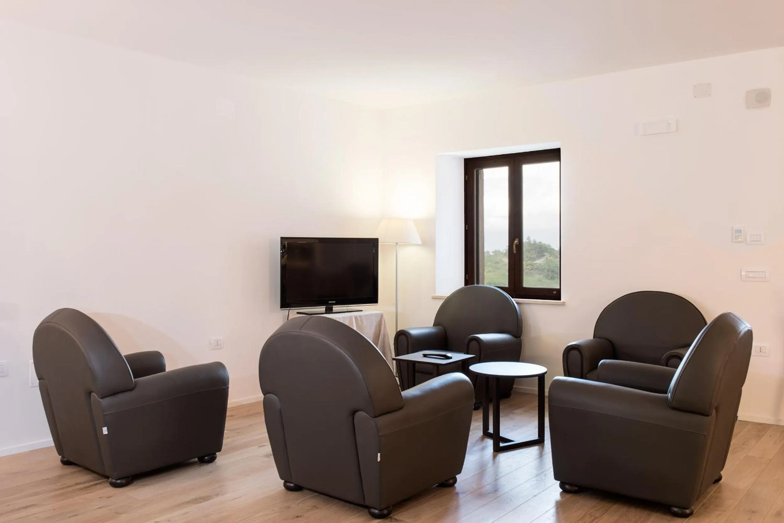 Communal lounge/ TV room in Albergo Il Rientro