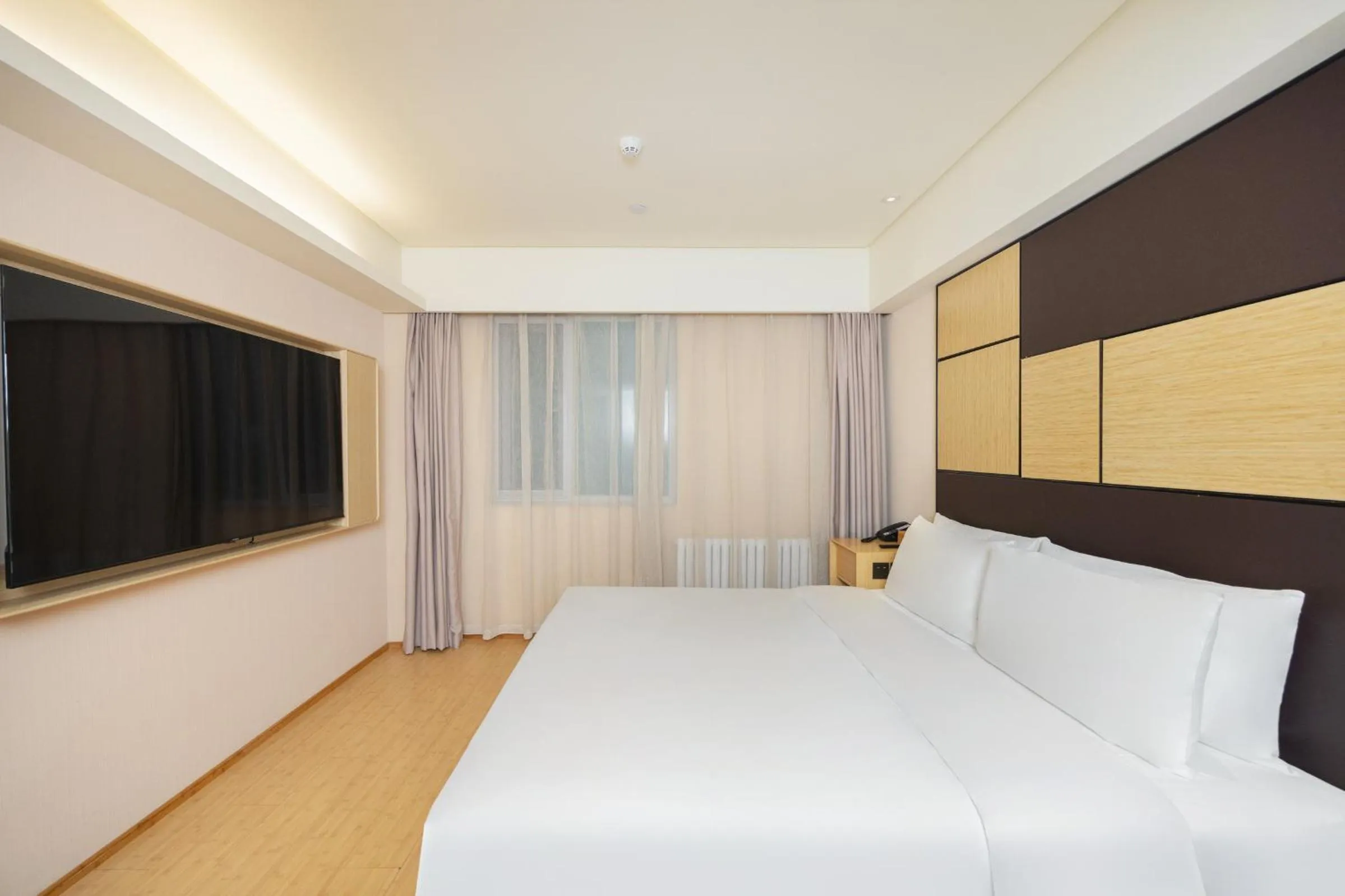 Bedroom, Bed in Ji Hotel Temple of Heaven Beijing