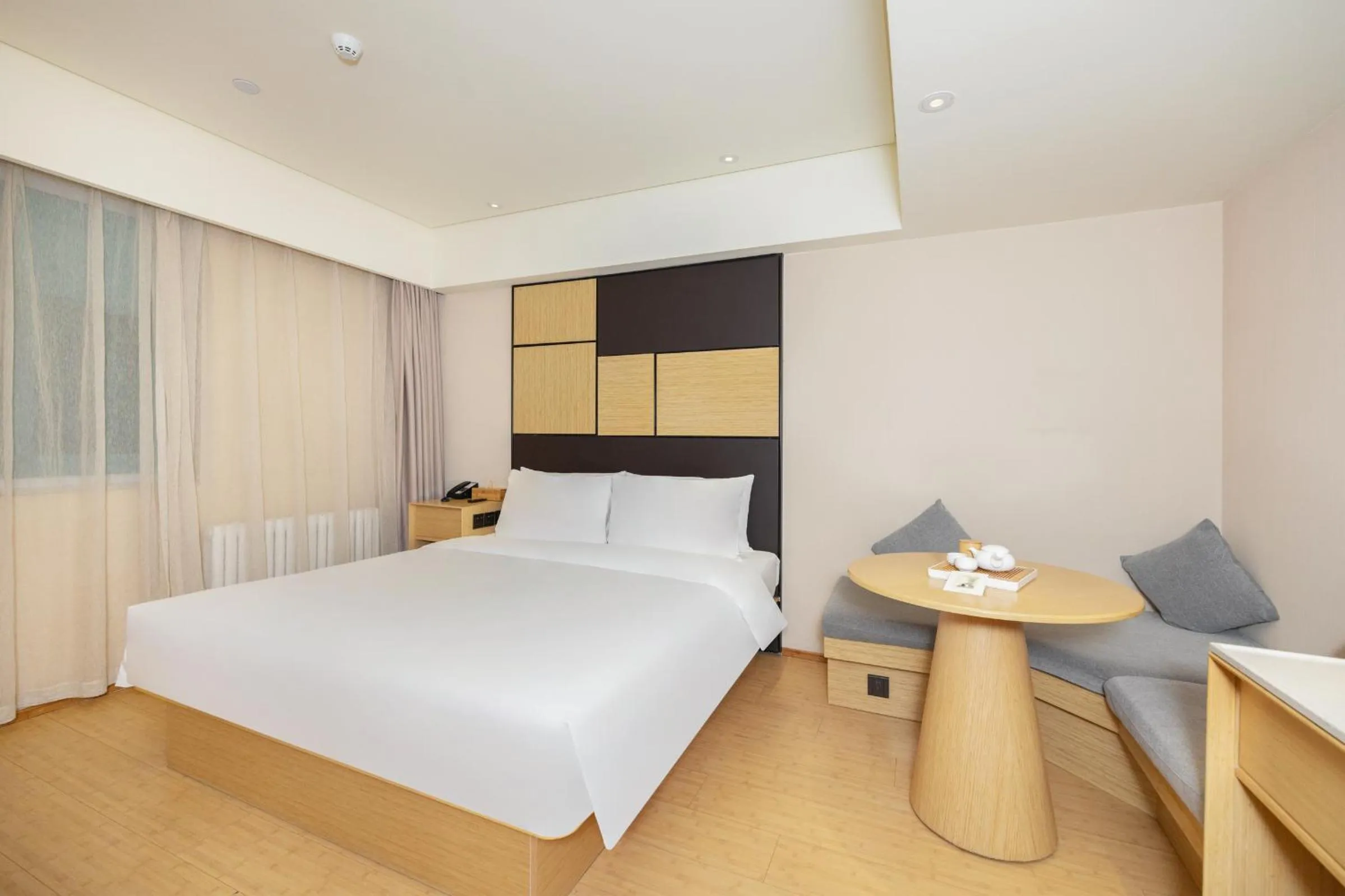 Living room, Bed in Ji Hotel Temple of Heaven Beijing