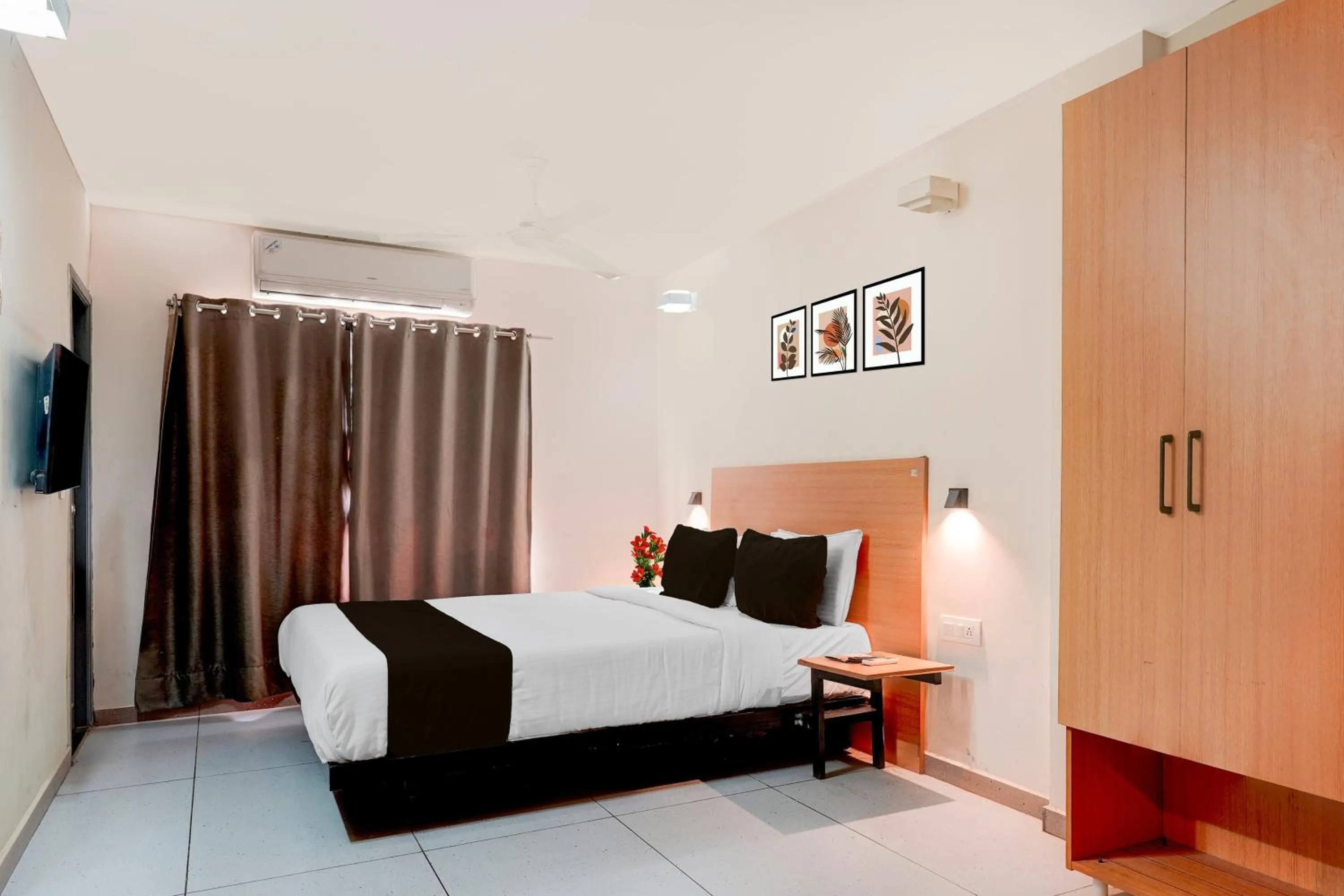 Bedroom, Bed in Super Townhouse T Nagar Chennai