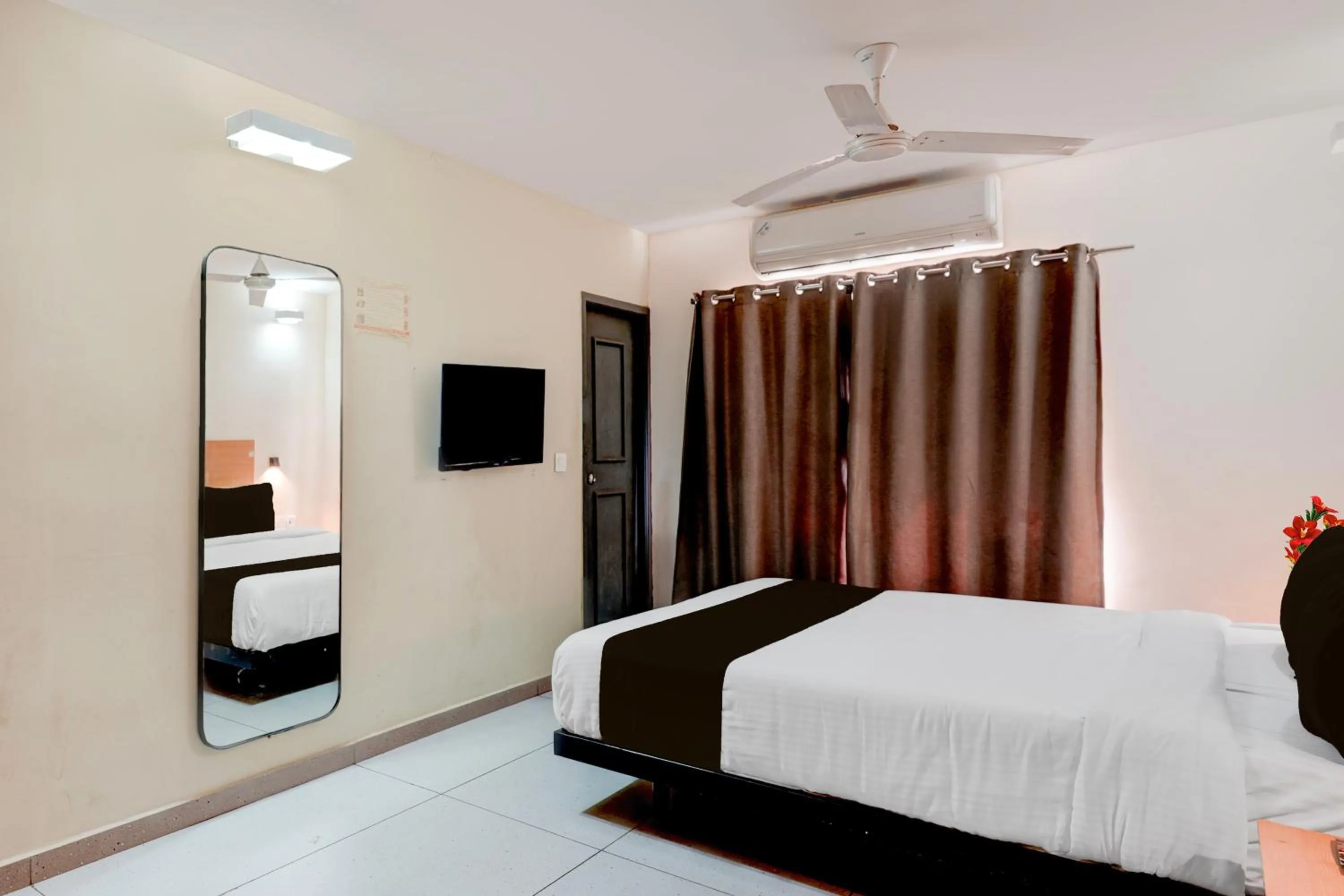 Bedroom, Bed in Super Townhouse T Nagar Chennai