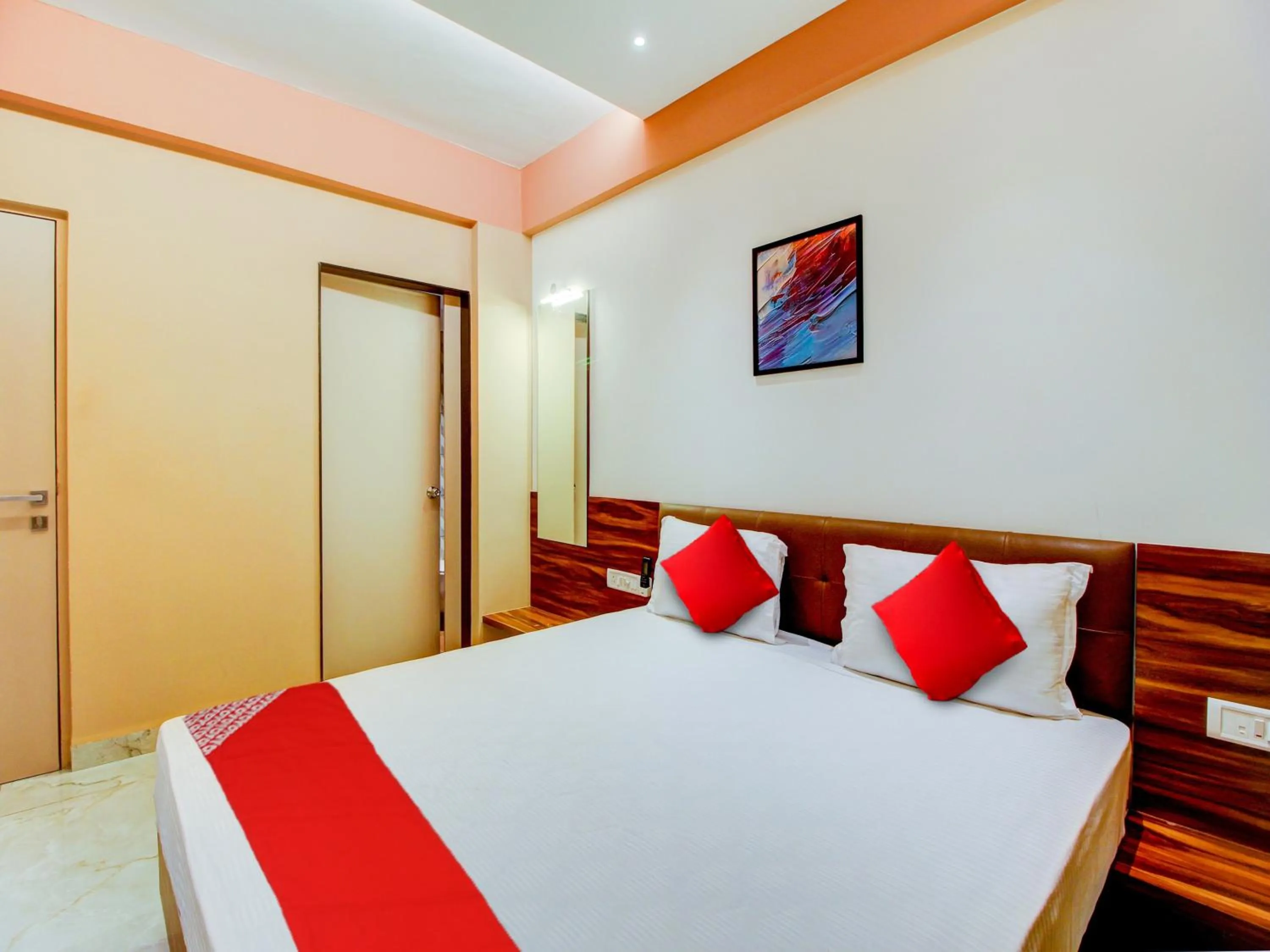 Photo of the whole room, Bed in Collection O Peak Stay