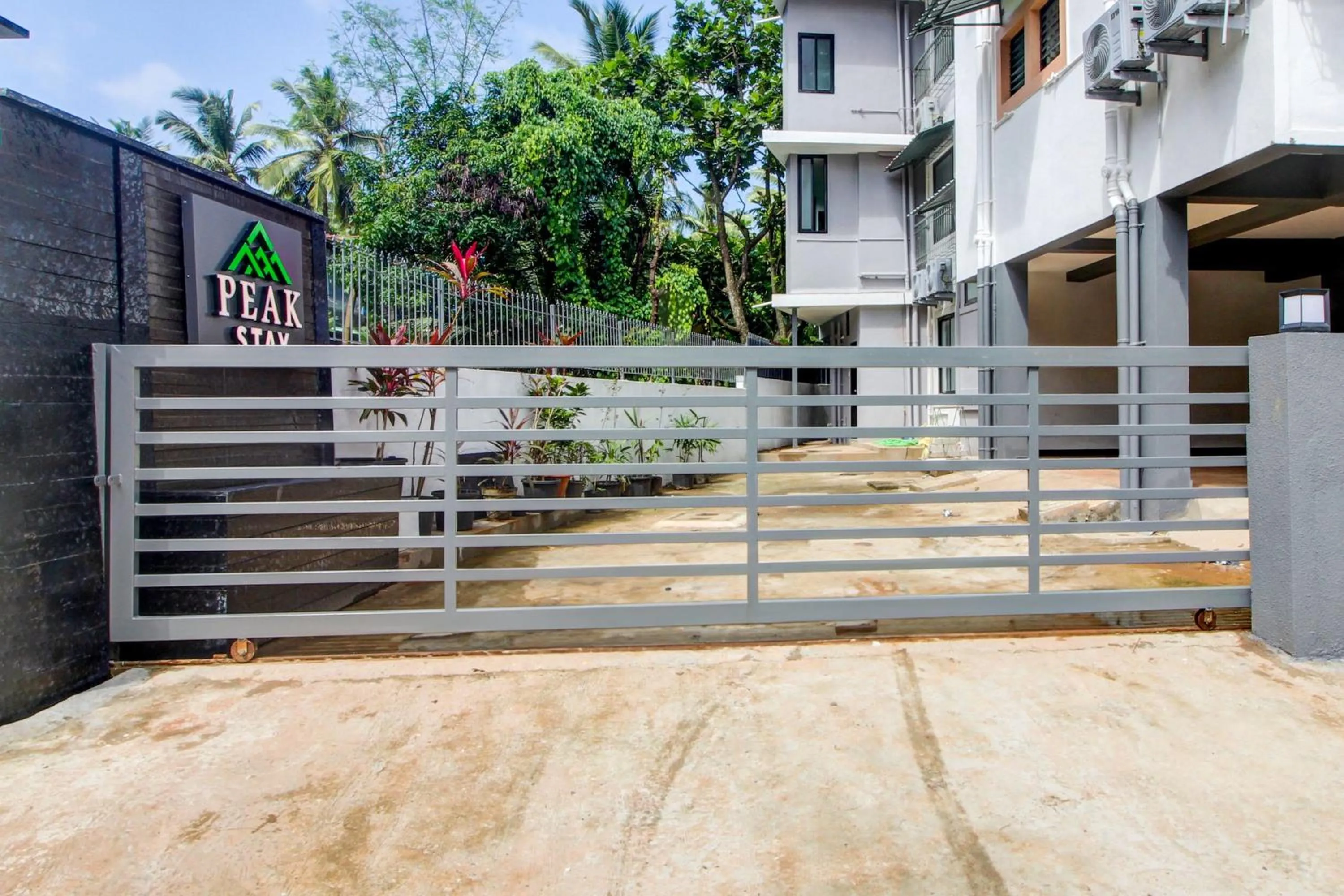 Property building in Collection O Peak Stay