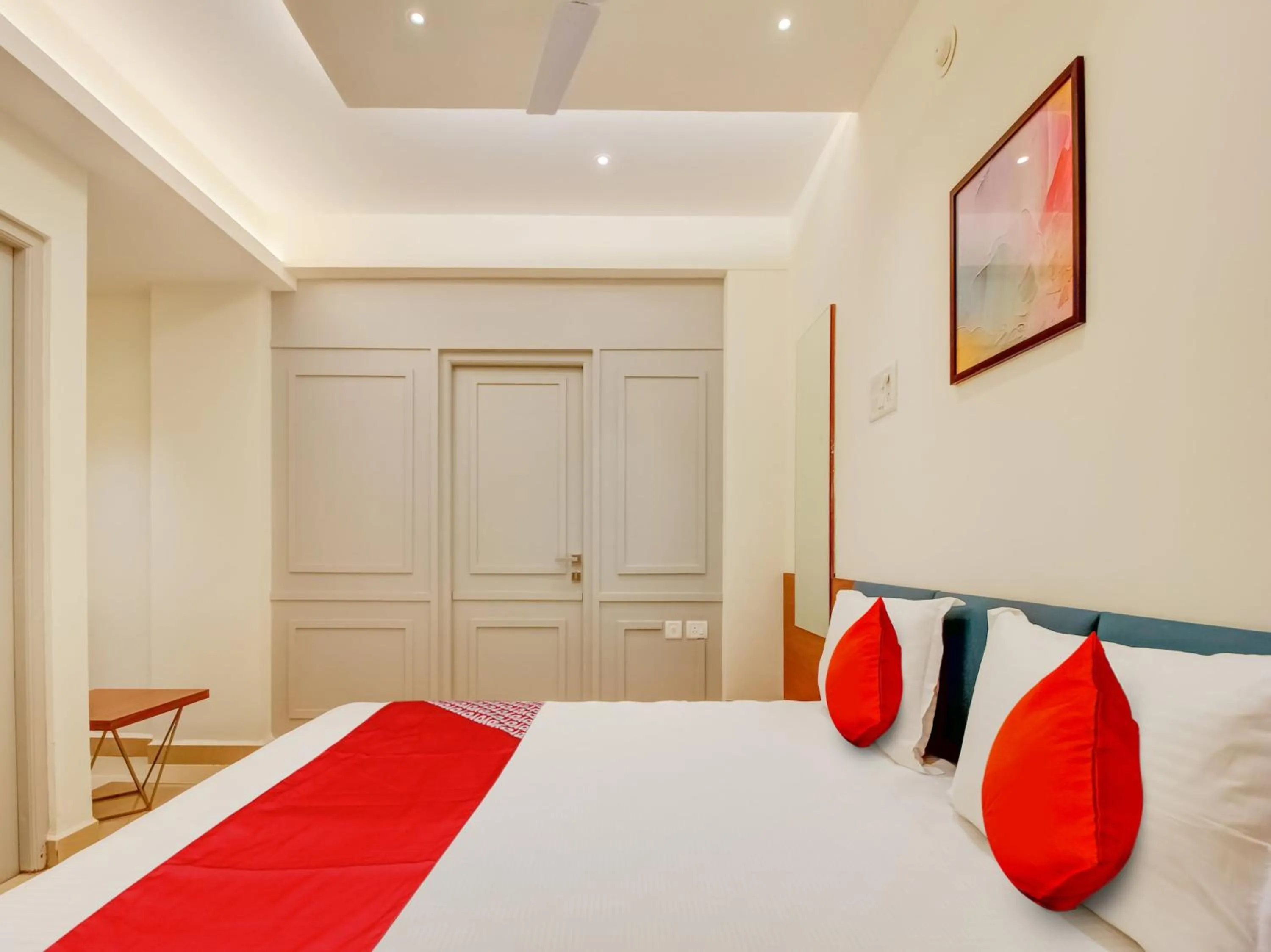 Photo of the whole room, Bed in Collection O Peak Stay