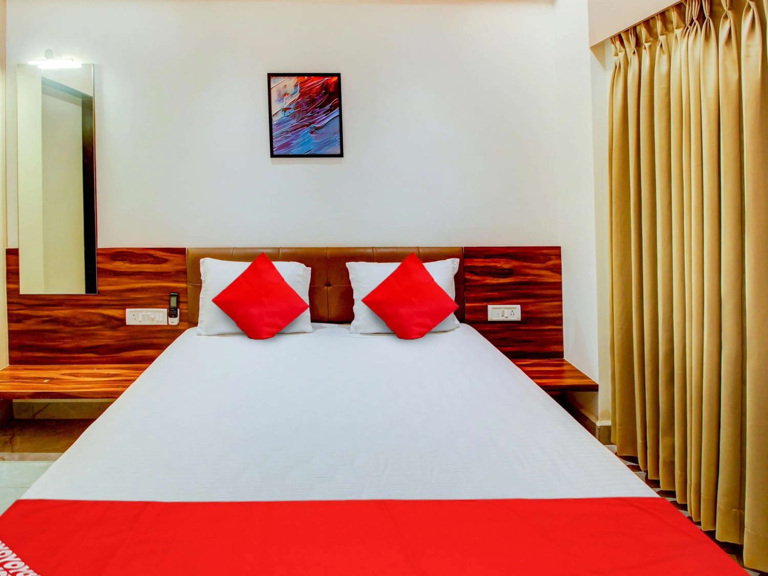 Photo of the whole room, Bed in Collection O Peak Stay