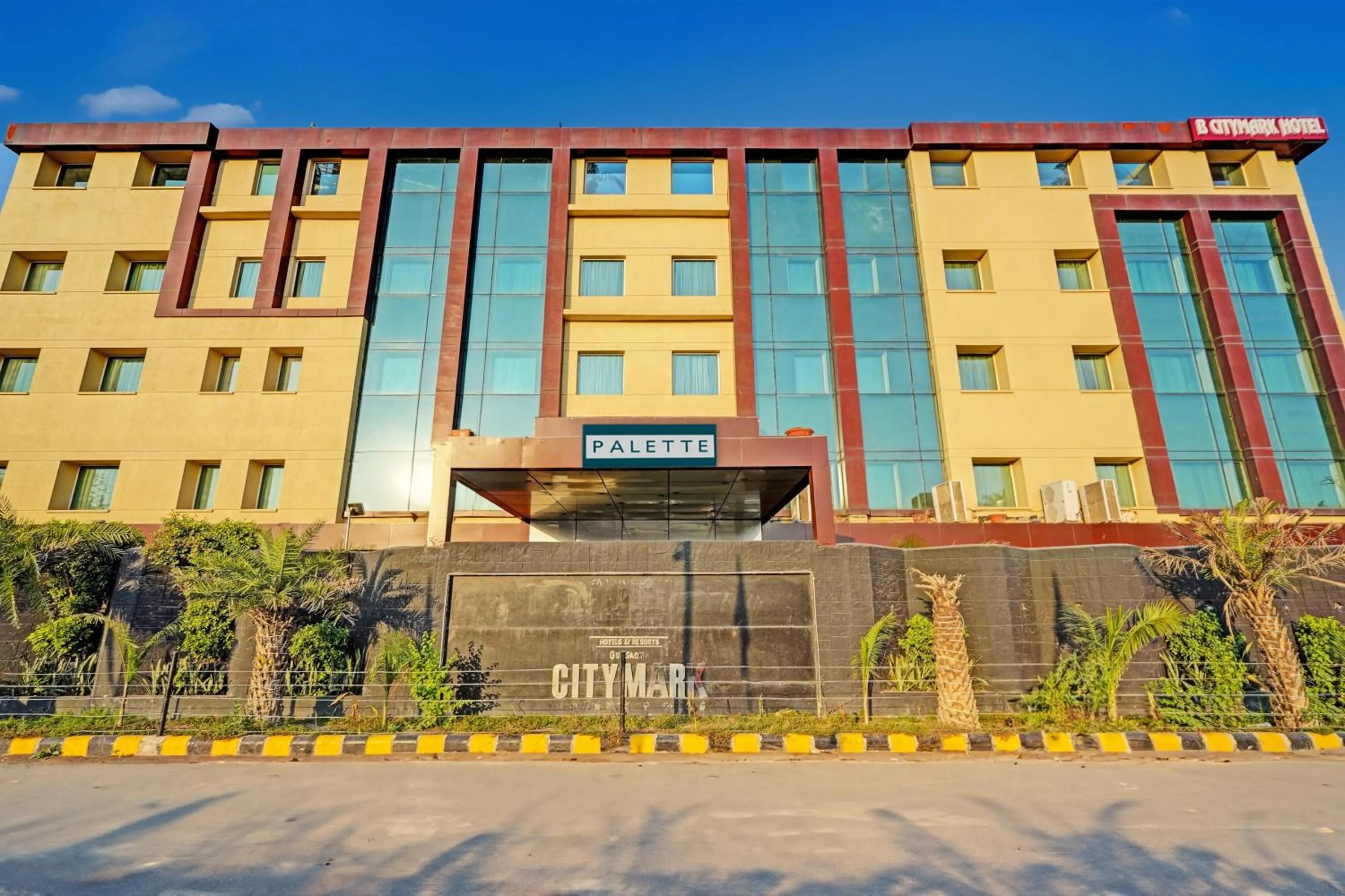 Facade/entrance in Super Townhouse OAK Hotel City Mark Gurgaon