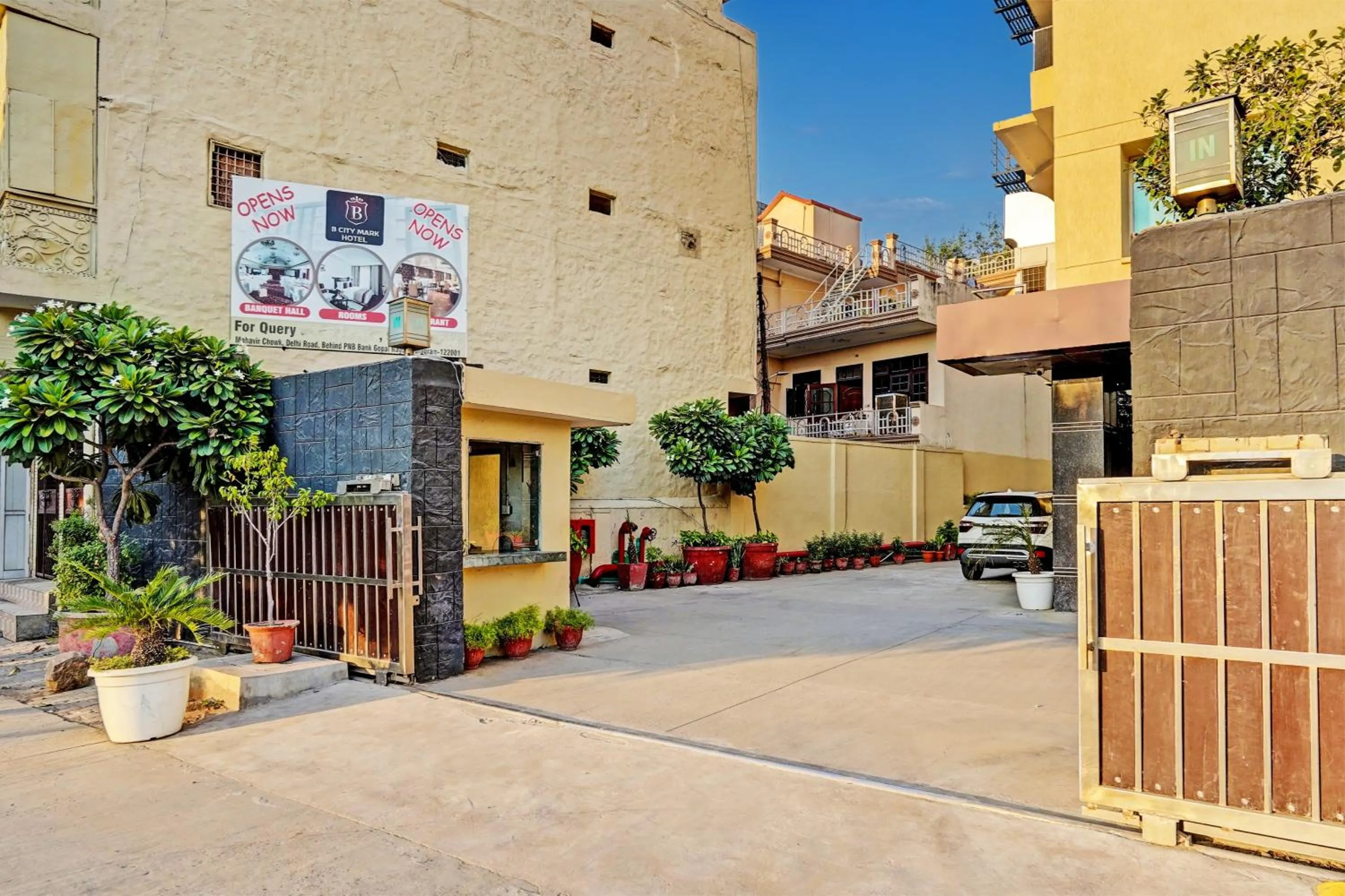 Facade/entrance in Super Townhouse OAK Hotel City Mark Gurgaon