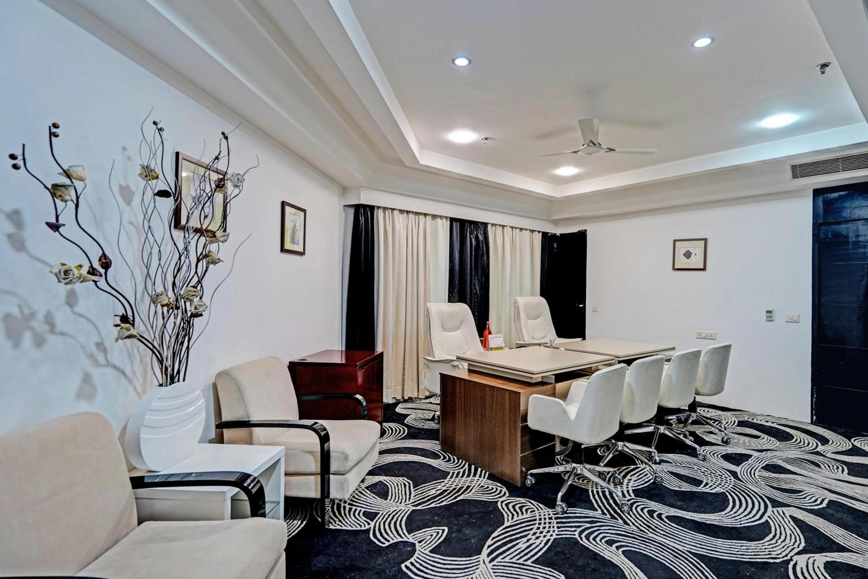 Business facilities in Super Townhouse OAK Hotel City Mark Gurgaon