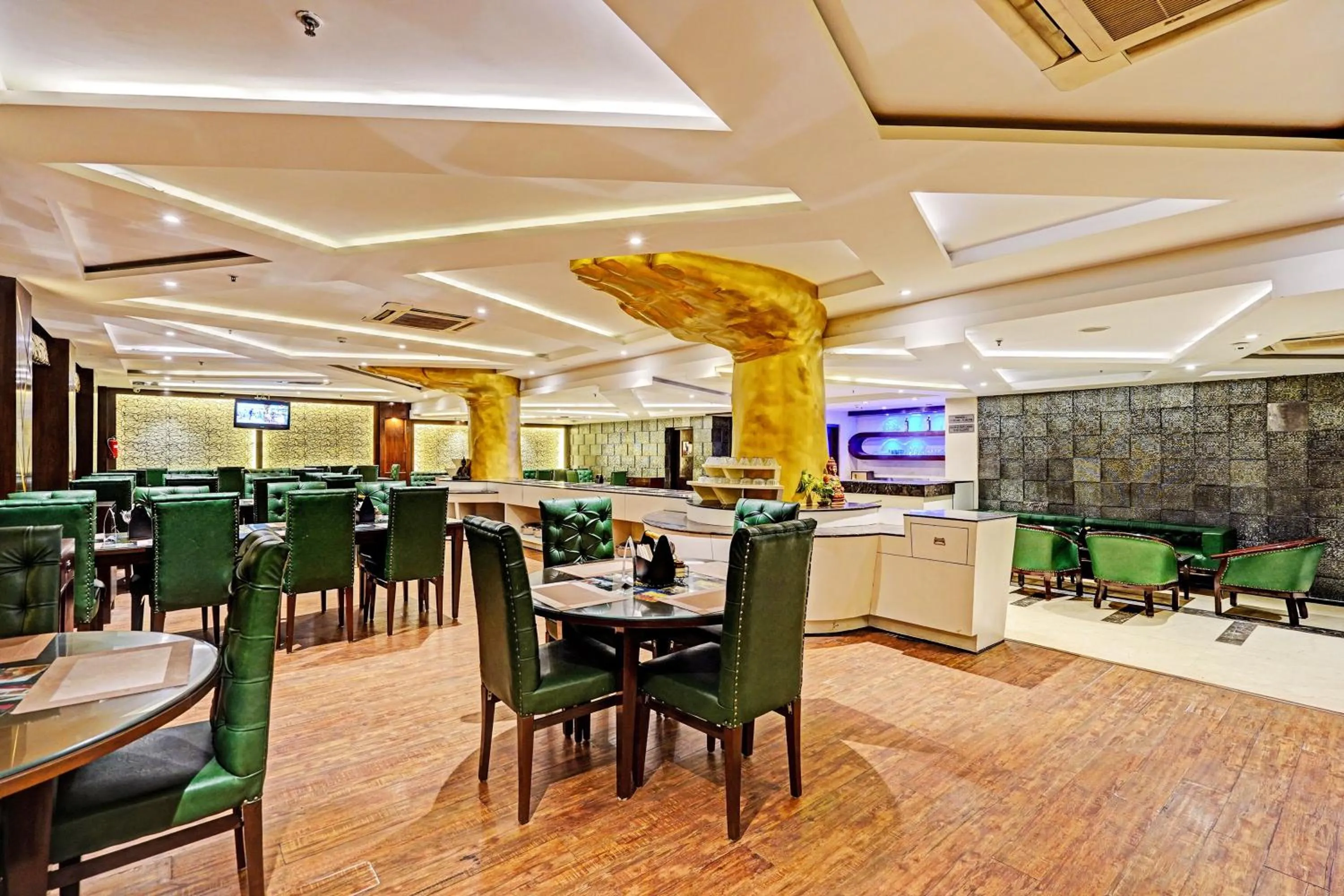 Restaurant/places to eat in Super Townhouse OAK Hotel City Mark Gurgaon