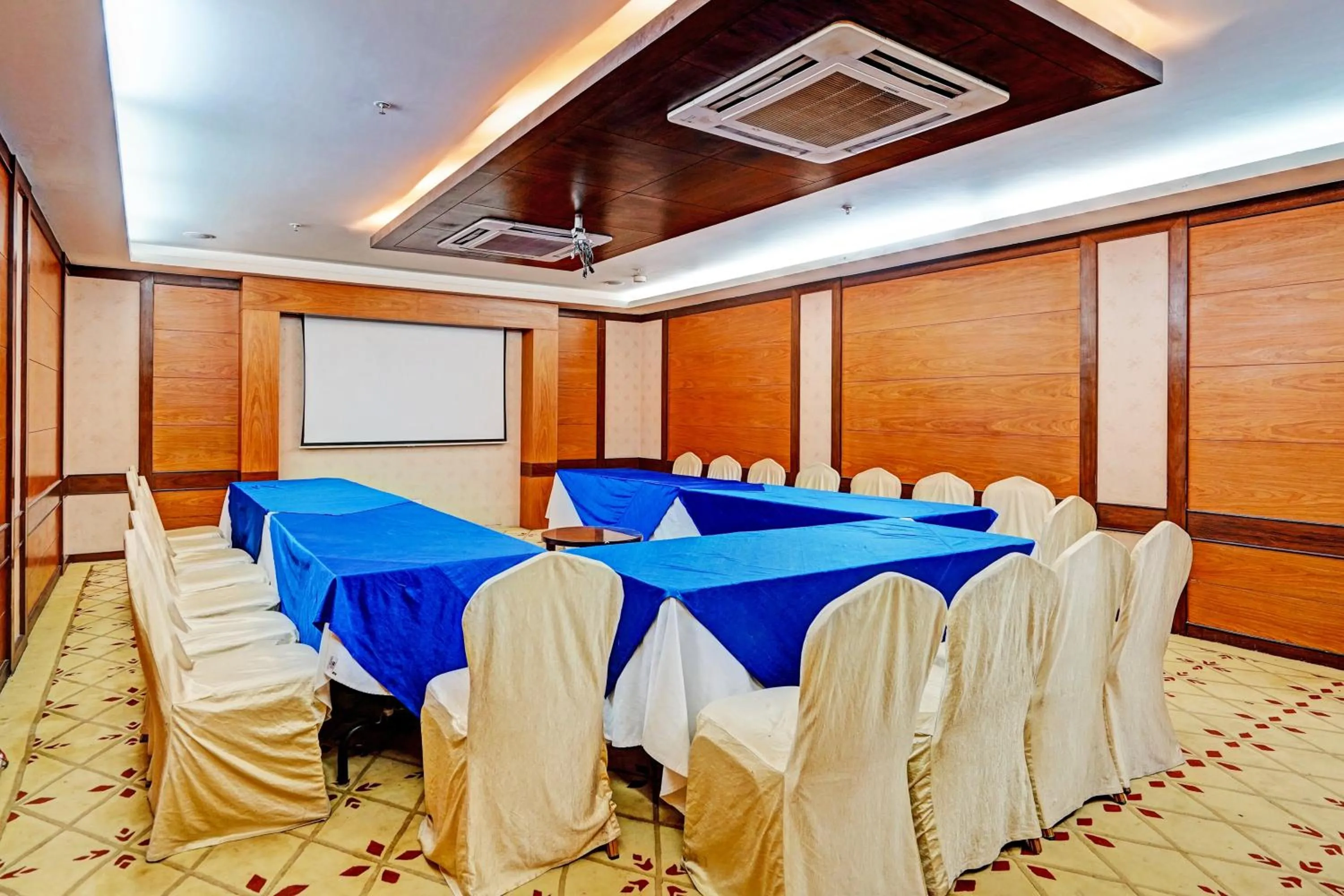 Business facilities in Super Townhouse OAK Hotel City Mark Gurgaon