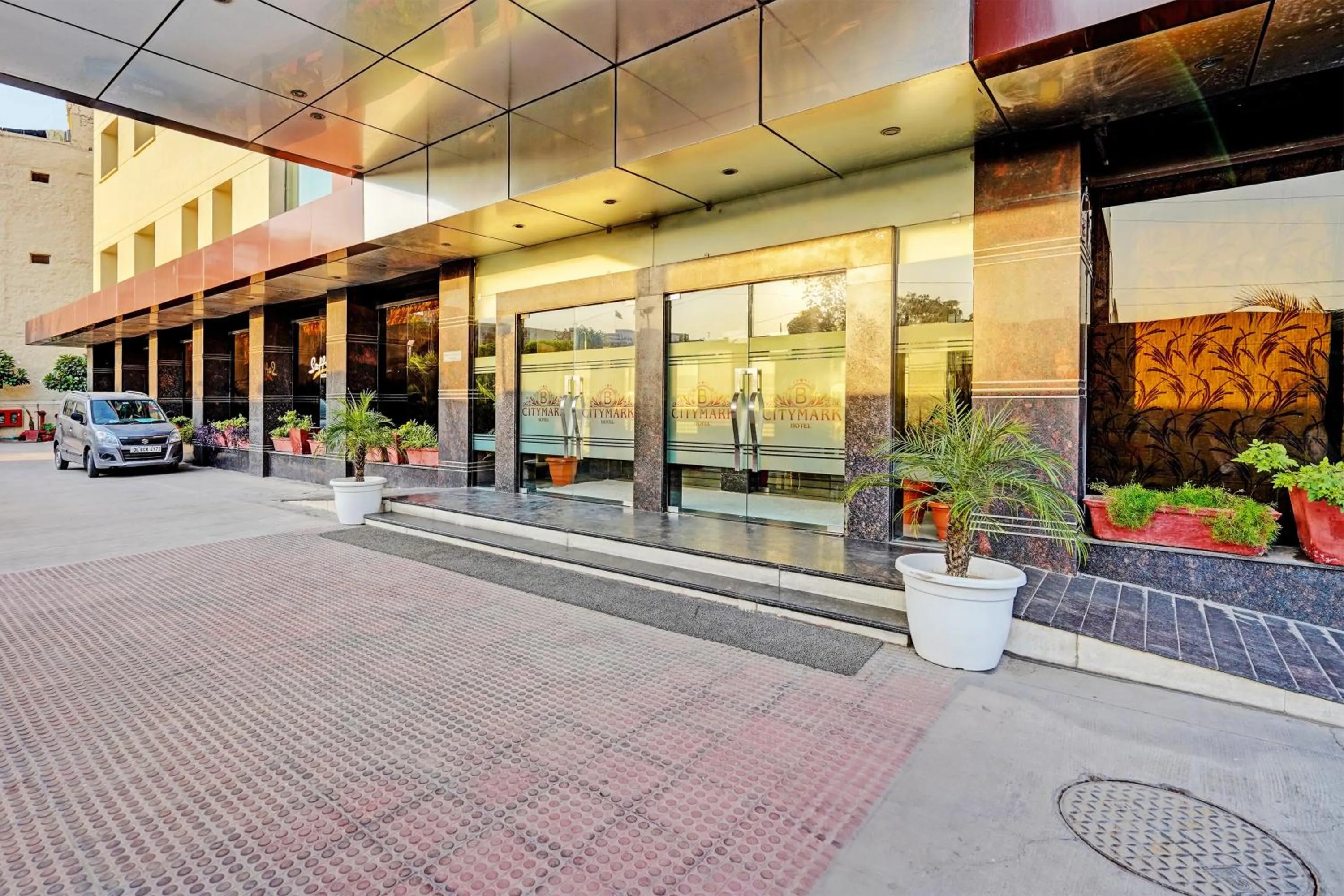 Facade/entrance in Super Townhouse OAK Hotel City Mark Gurgaon